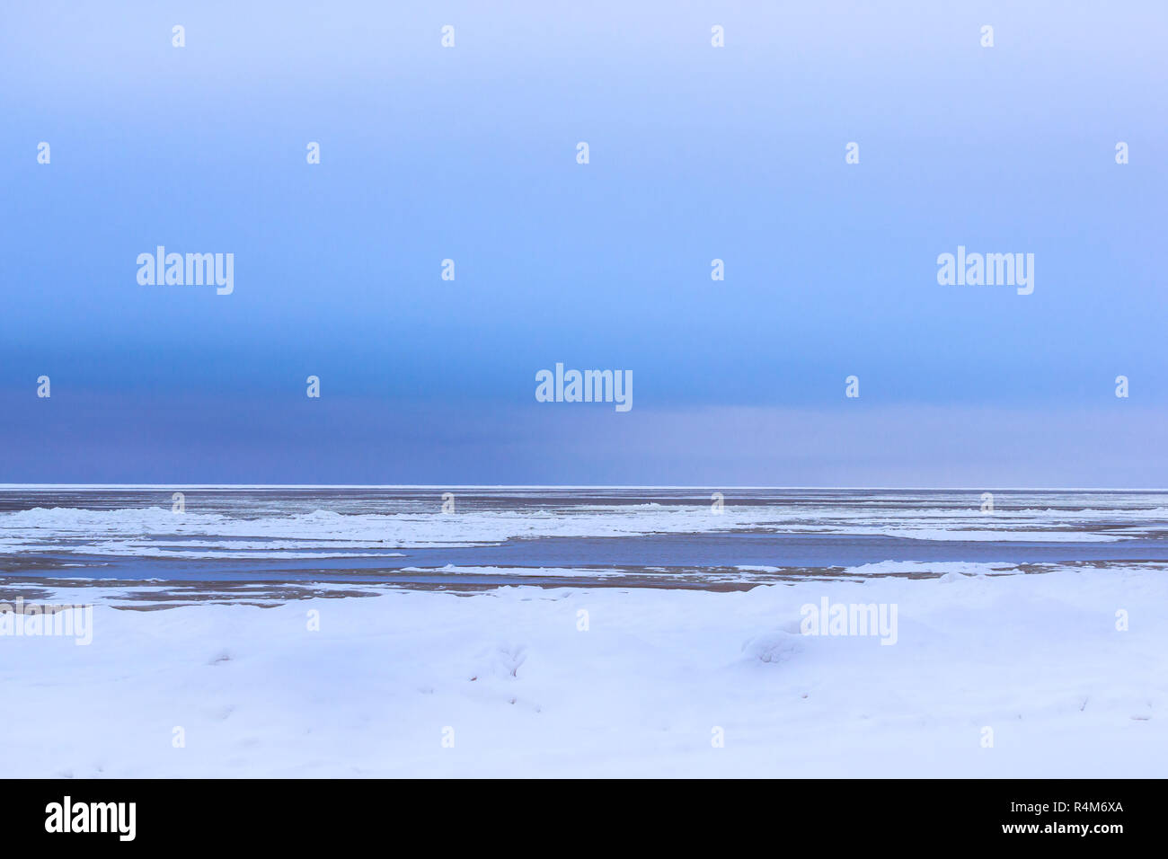 Winter tag auf verschneiten Ufer der Narva Bay. Schnee auf dem Eis der gefrorenen Golf von Finnland. Narva-Joesuu Ferienort im Nordosten Estlands Lääne-virumaa. Schwere nördlichen Winter und Schnee Stockfoto