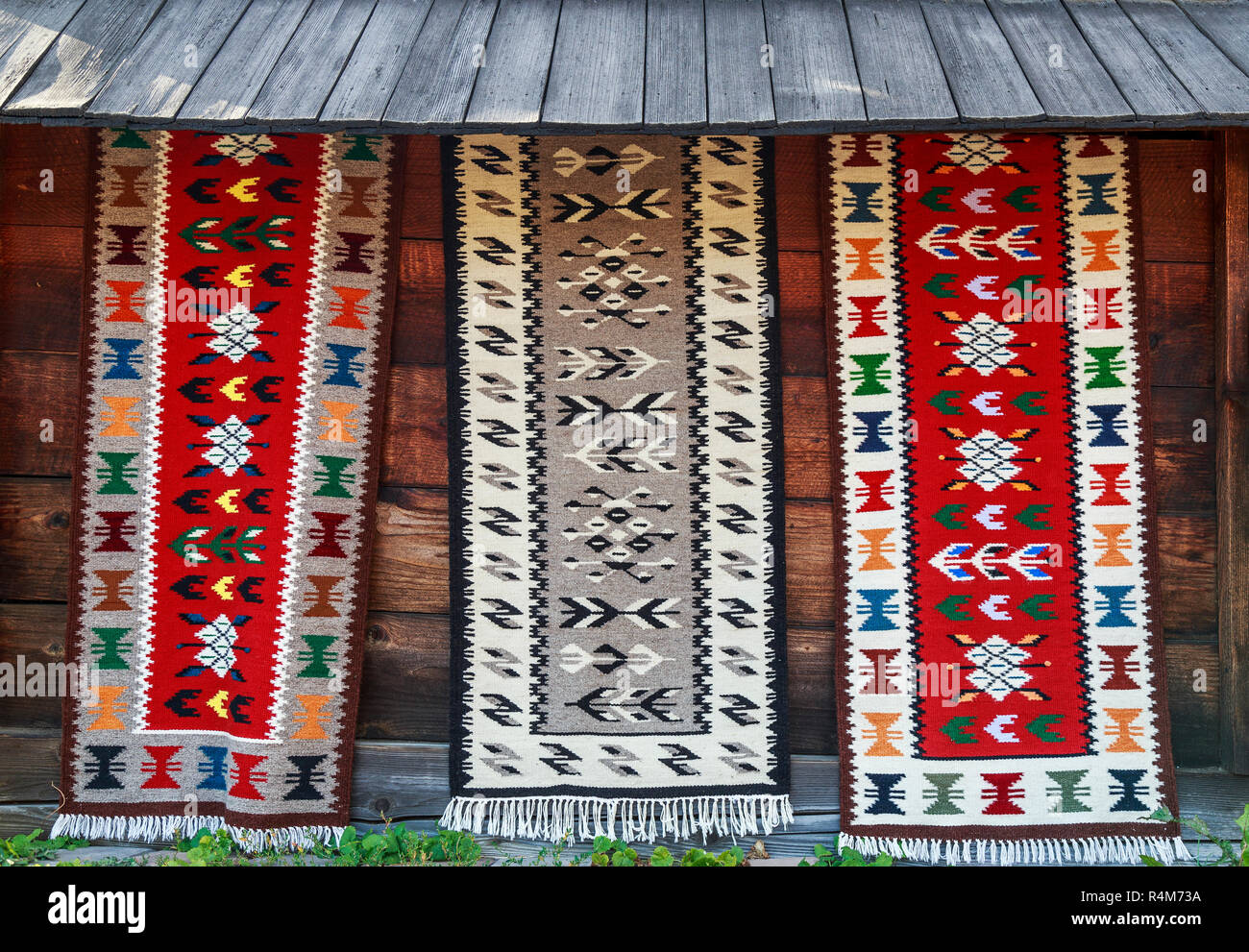 Traditionelle handgefertigte Teppiche aus der Bukowina mit verschiedenen Farben und Zeichnungen. Rumänische Teppiche aus Präsentation Stockfoto