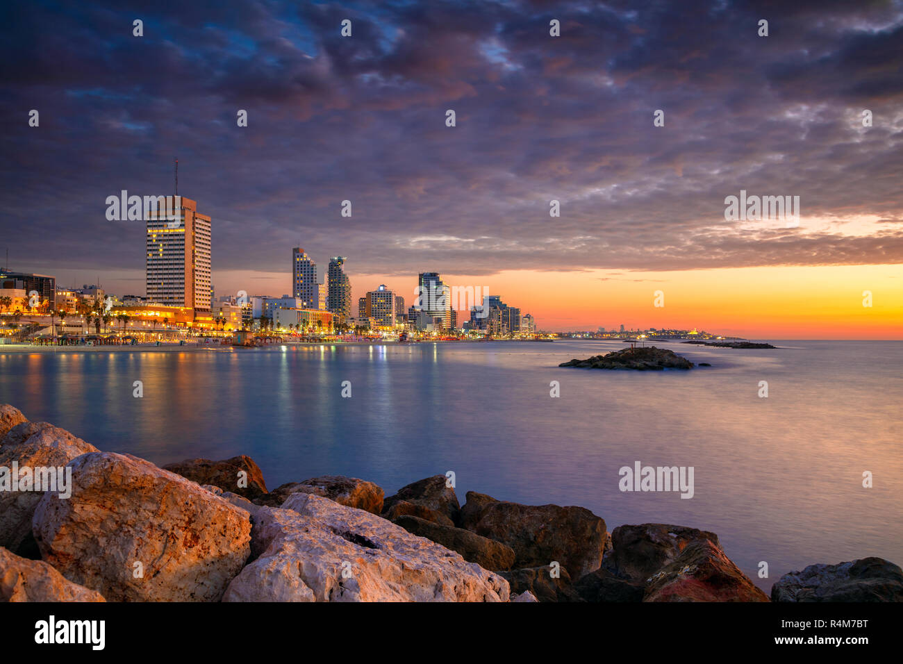Skyline von Tel Aviv. Stadtbild Bild von Tel Aviv, Israel während des Sonnenuntergangs. Stockfoto