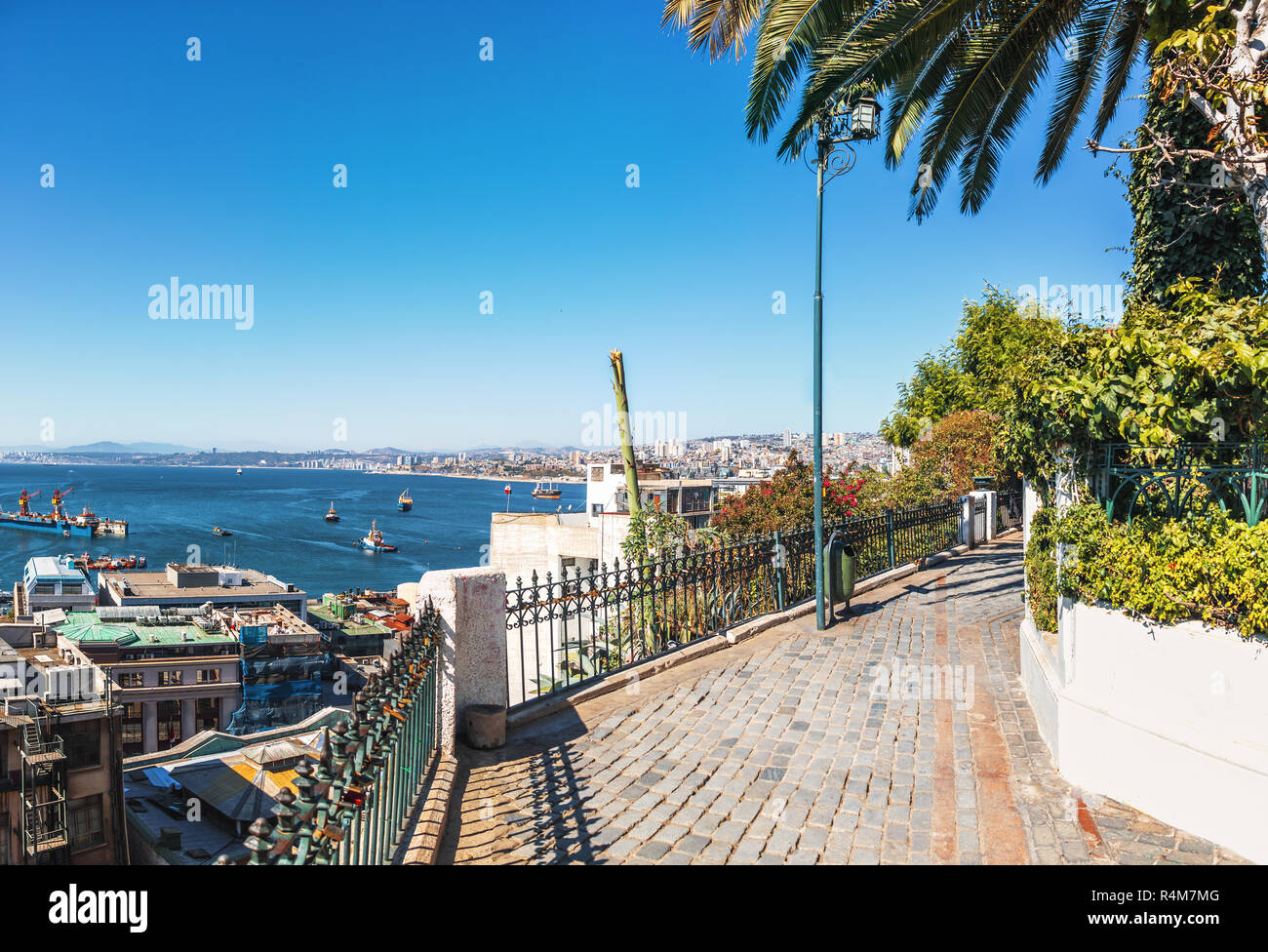 Luftaufnahme von Valparaiso Bucht vom Paseo Gervasoni am Cerro Concepcion Hill - Valparaiso, Chile Stockfoto