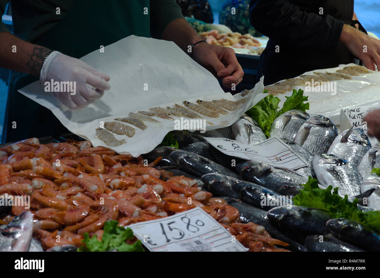 Realto verkaufen Fische am Mercato de Stockfoto