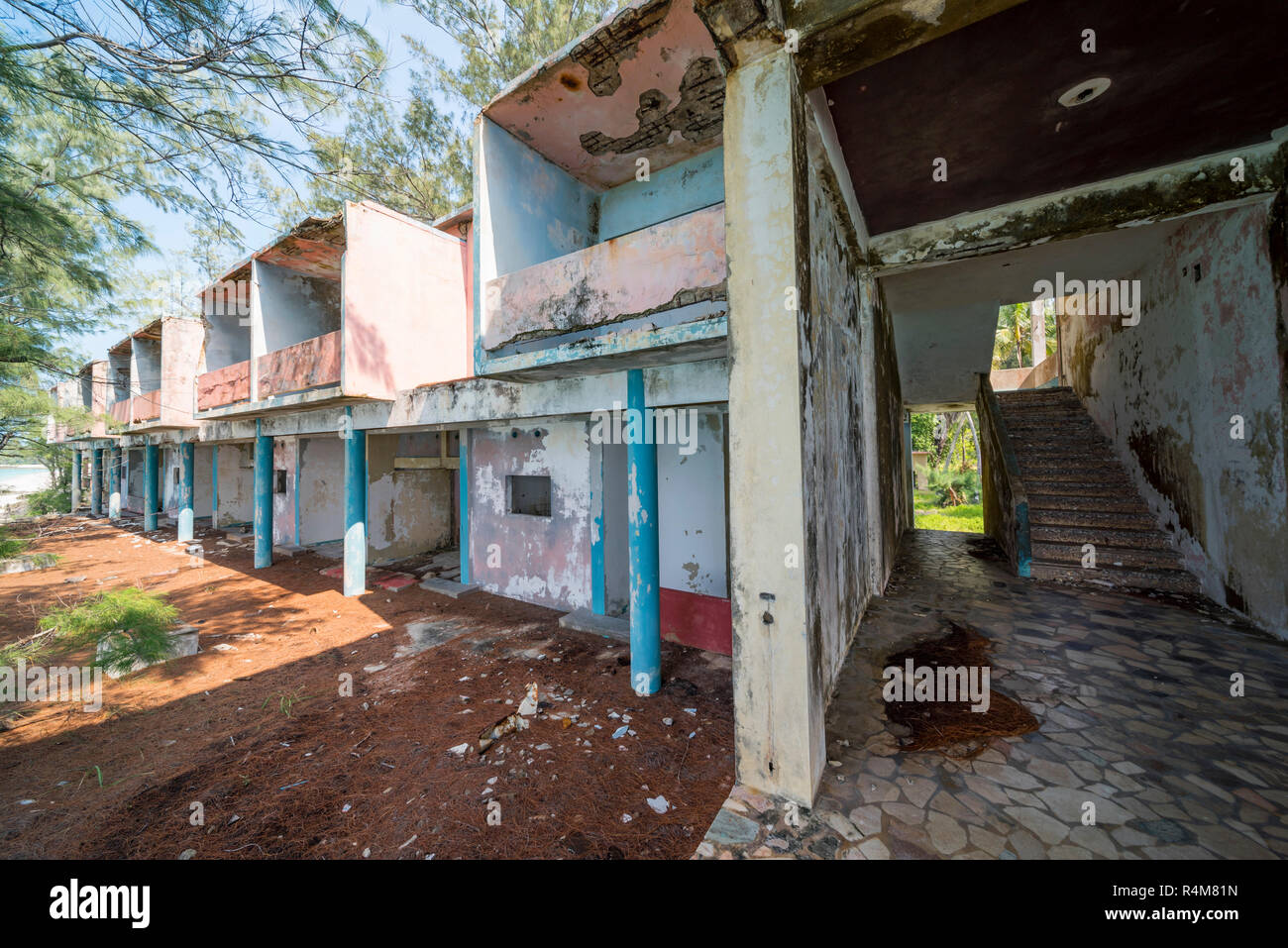 Die zerfallenden Ruinen des Santa Carolina Hotel auf Paradise Island, Bazaruto-Archipel, Mosambik. Stockfoto