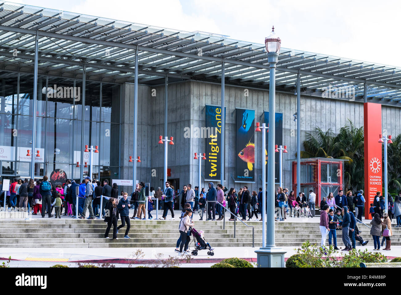 SAN FRANCISCO, USA - 26. FEBRUAR 2017: Eintritt in die Kalifornische Akademie der Wissenschaften, ein naturhistorisches Museum in San Francisco, Kalifornien. Stockfoto