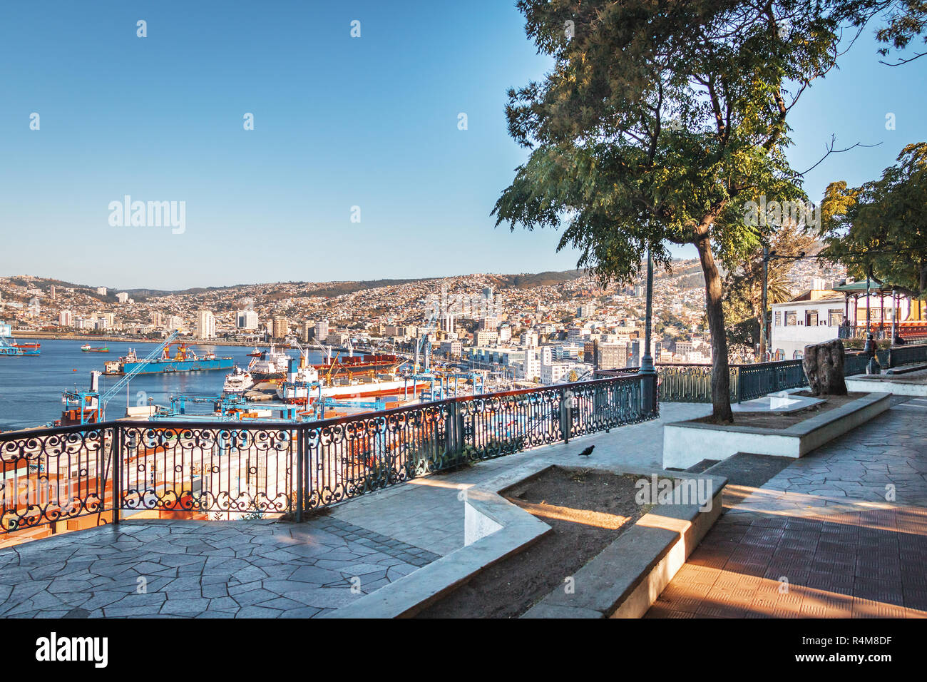 Avenida 21 de Mayo Aussichtspunkt am Cerro Artilleria und Luftaufnahme von Valparaiso Hafen - Valparaiso, Chile Stockfoto