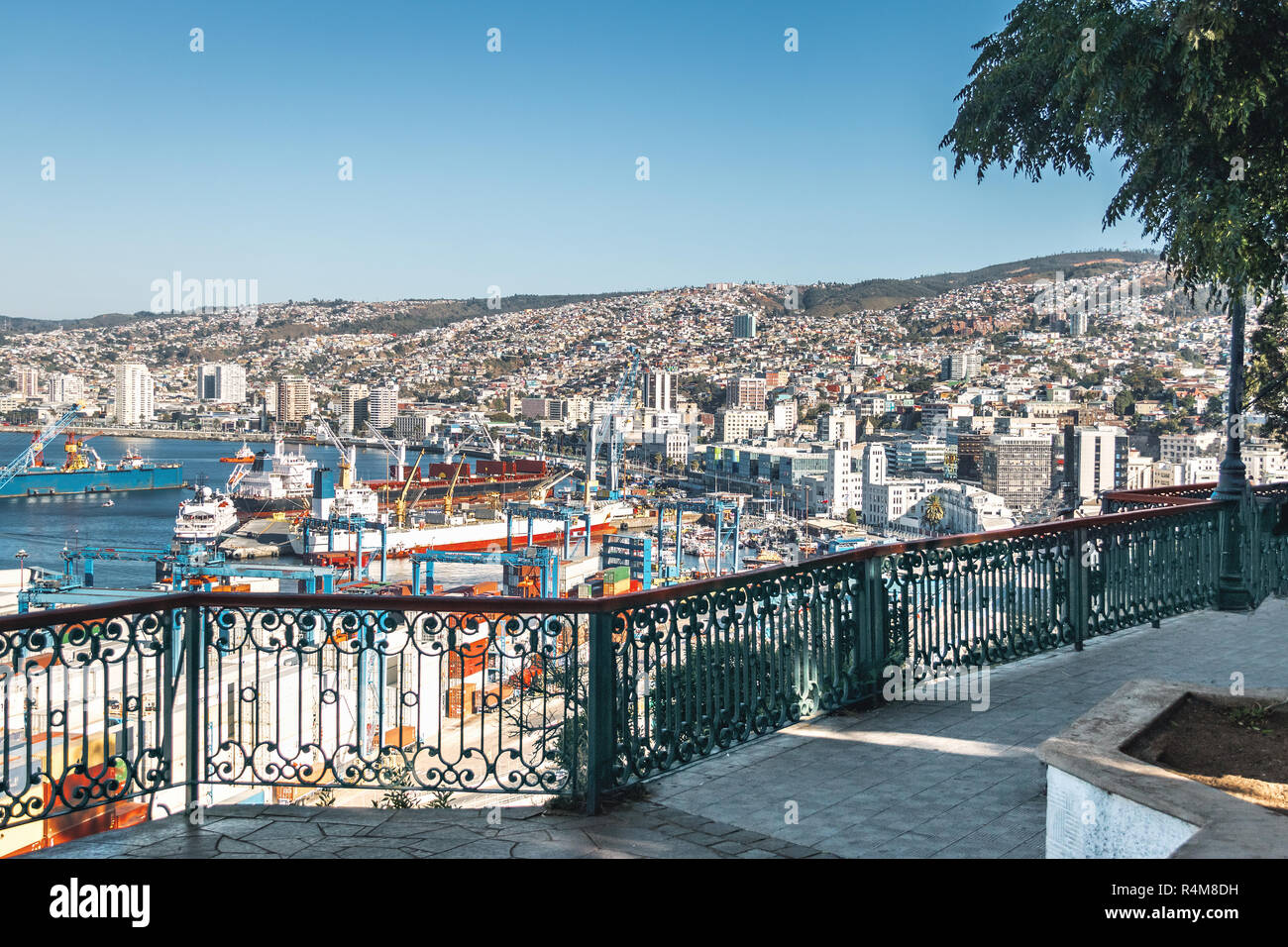 Avenida 21 de Mayo Aussichtspunkt am Cerro Artilleria und Luftaufnahme von Valparaiso Hafen - Valparaiso, Chile Stockfoto