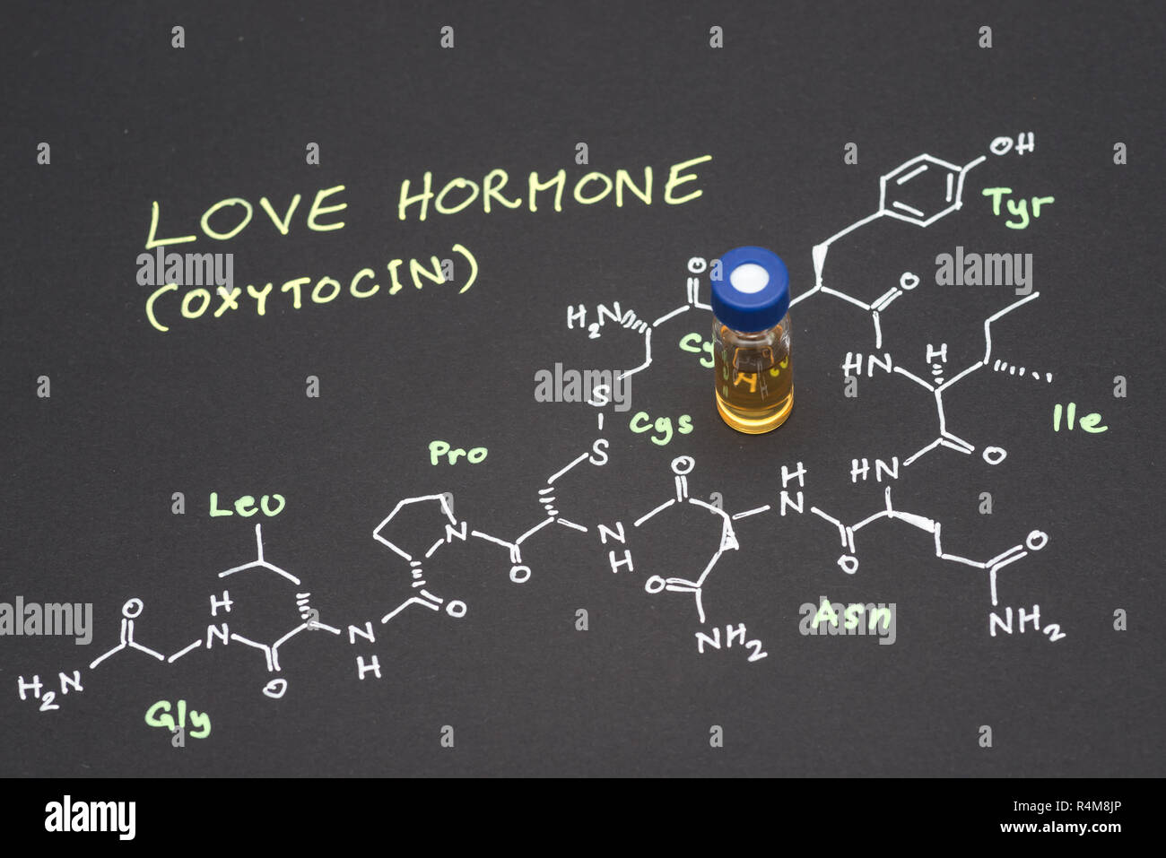 Close-up blaue Kappe Probengefäß auf Papier mit der chemischen Formel von Oxytocin (liebe Hormon) Stockfoto