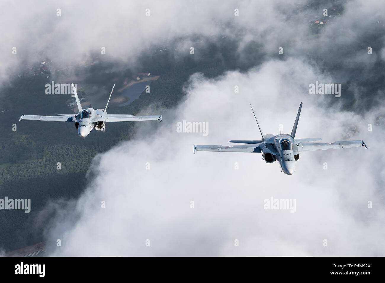 Fliegen mit der McDonnell Douglas F/A-18C Hornet der Schweizer Luftwaffe. Stockfoto