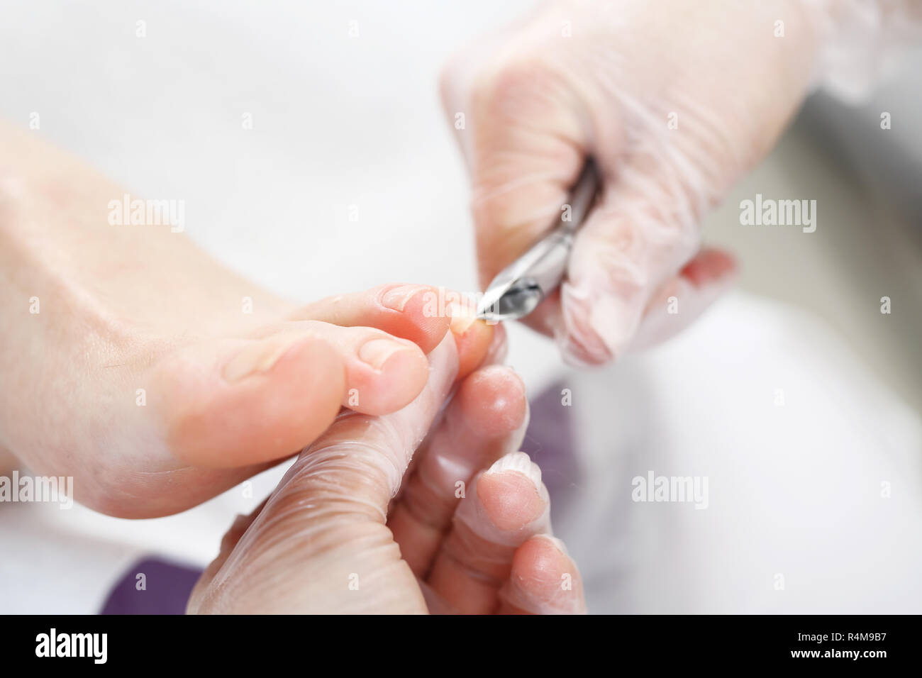 Fußpflege im Beauty Salon. Pediküre Stadien. podologie, schneiden Skins. professionelle Fußpflege im Beauty Salon. Nagel Clipping an den Füßen, Frau auf Pediküre. Stockfoto