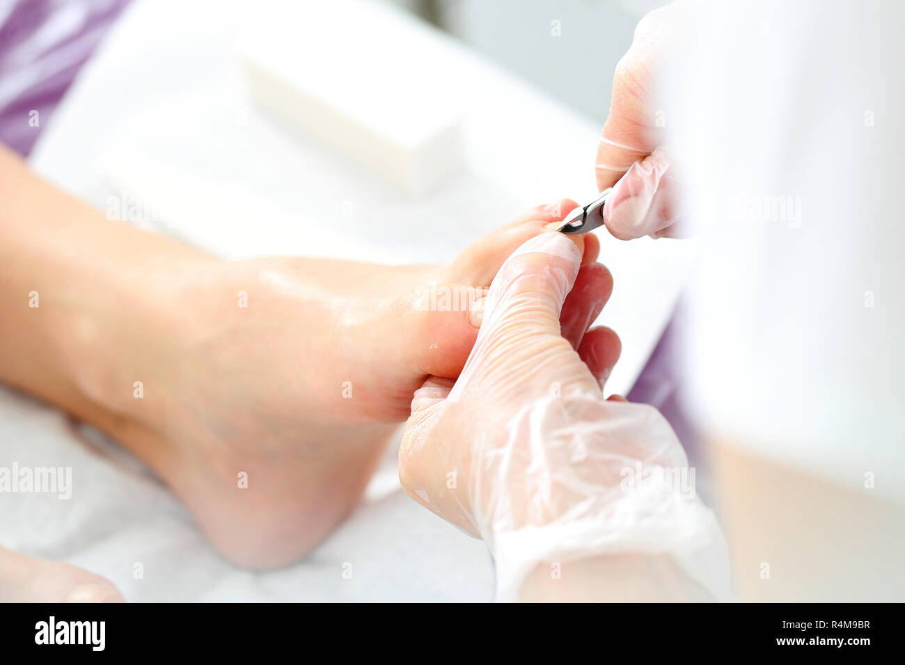 Fußpflege im Beauty Salon. Pediküre Stadien. podologie, schneiden Skins. professionelle Fußpflege im Beauty Salon. Nagel Clipping an den Füßen, Frau auf Pediküre. Stockfoto