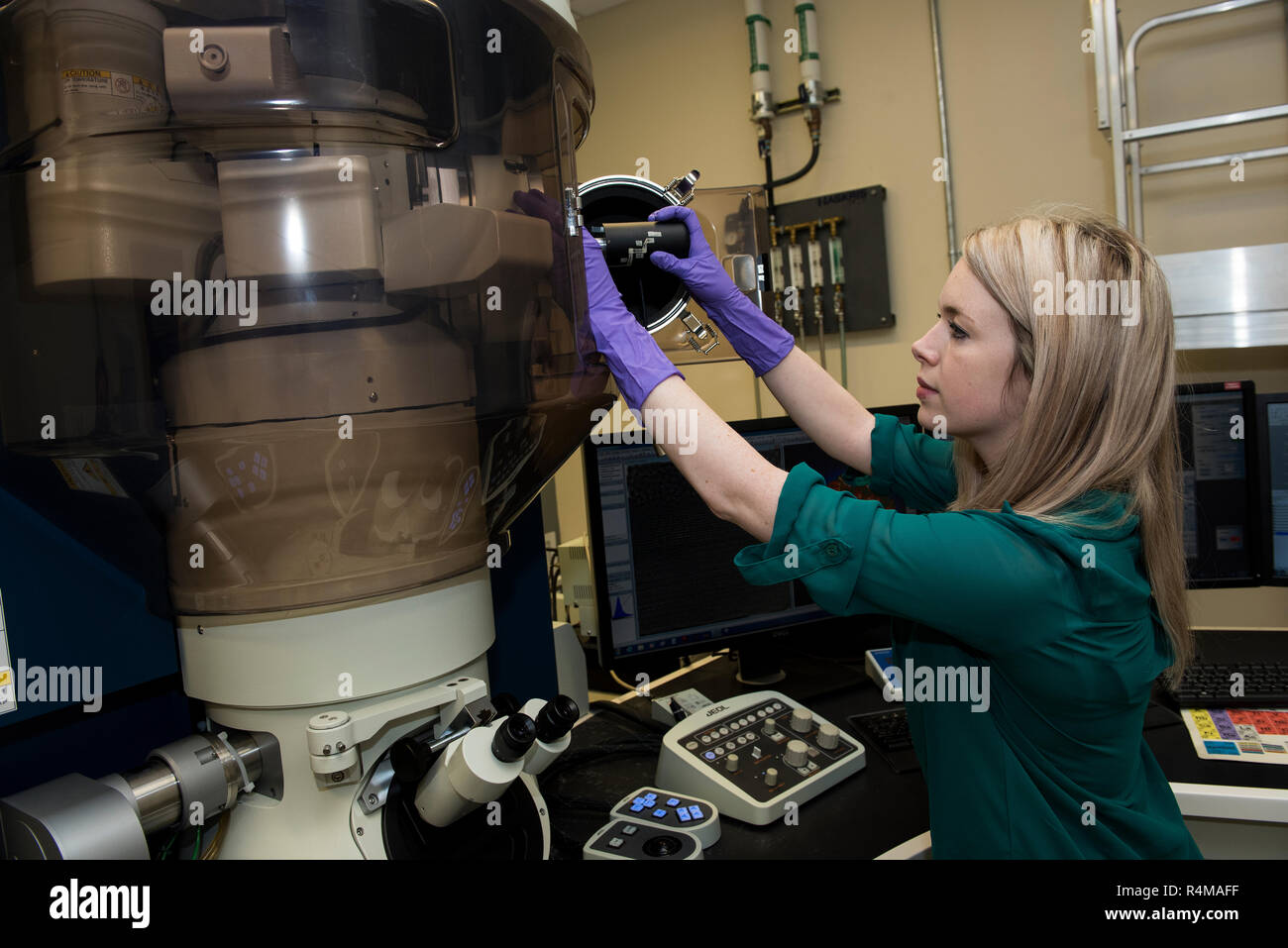 Postdoc Michele Conroy verwendet eine kalte Field Emission Scanning Transmission (Stammzellen) und Transmissionselektronenmikroskop (TEM), die für die Mikrostruktur und Chemische atomarer Auflösung Analyse der strukturellen und Kernmaterial verwendet wird. Stockfoto