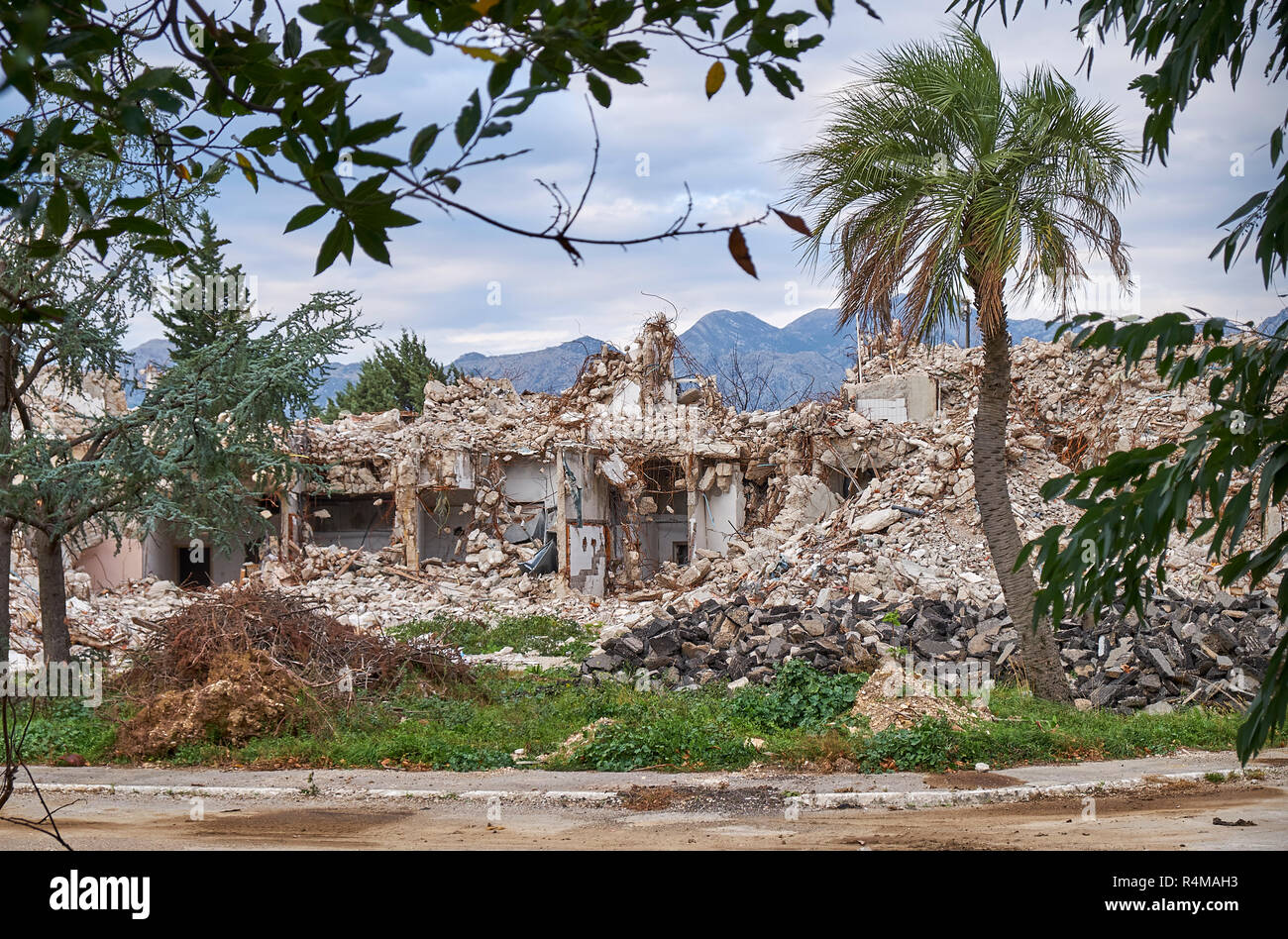 Kotor, Montenegro, 15. November 2018. Rubel bleiben der ehemaligen Fjord Hotel Kotor, abgerissen Platz für neues Projekt zu machen, verliert ein brutalist Symbol Stockfoto