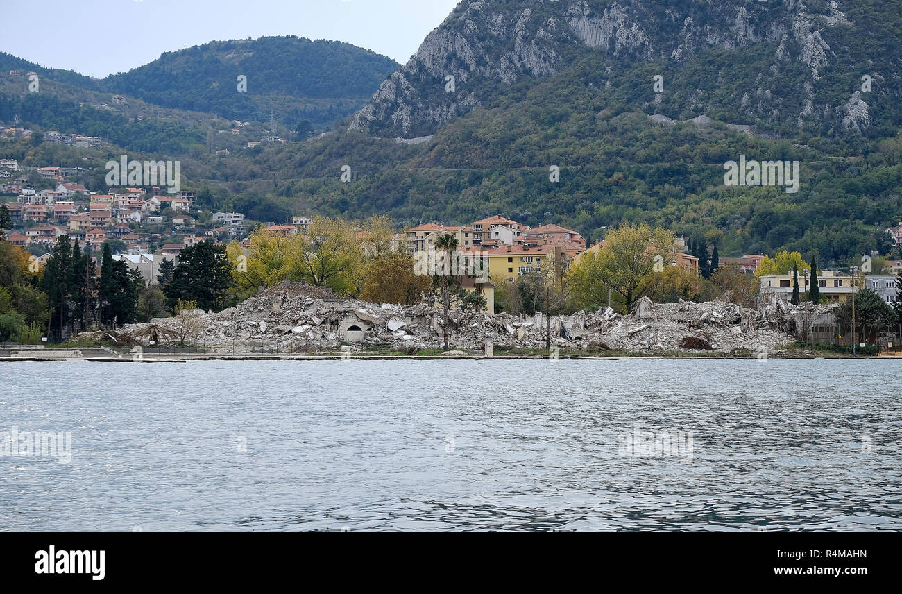 Kotor, Montenegro. Rubel bleiben der ehemaligen Fjord Hotel Kotor, abgerissen Platz für neues Projekt zu machen, verliert ein brutalist Symbol Stockfoto