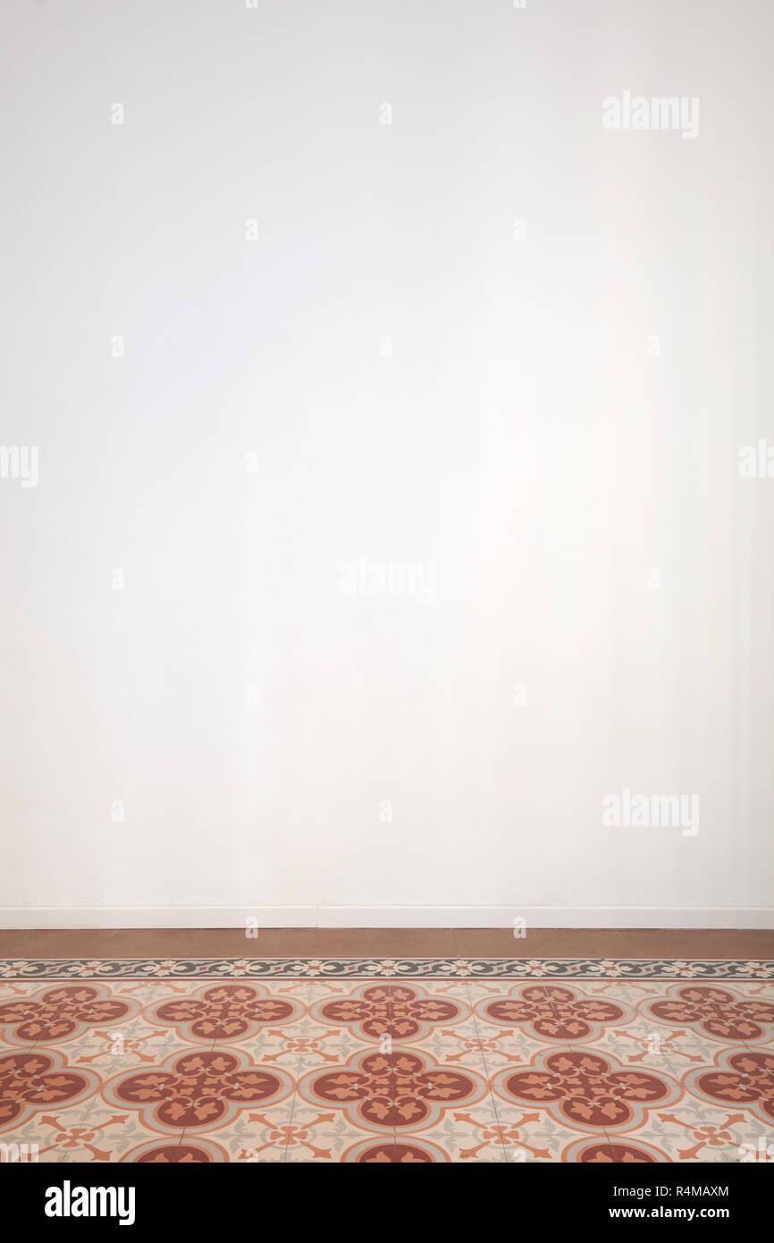 Weiße Wand und alten Fliesen in einem renovierten Innenraum Stockfoto