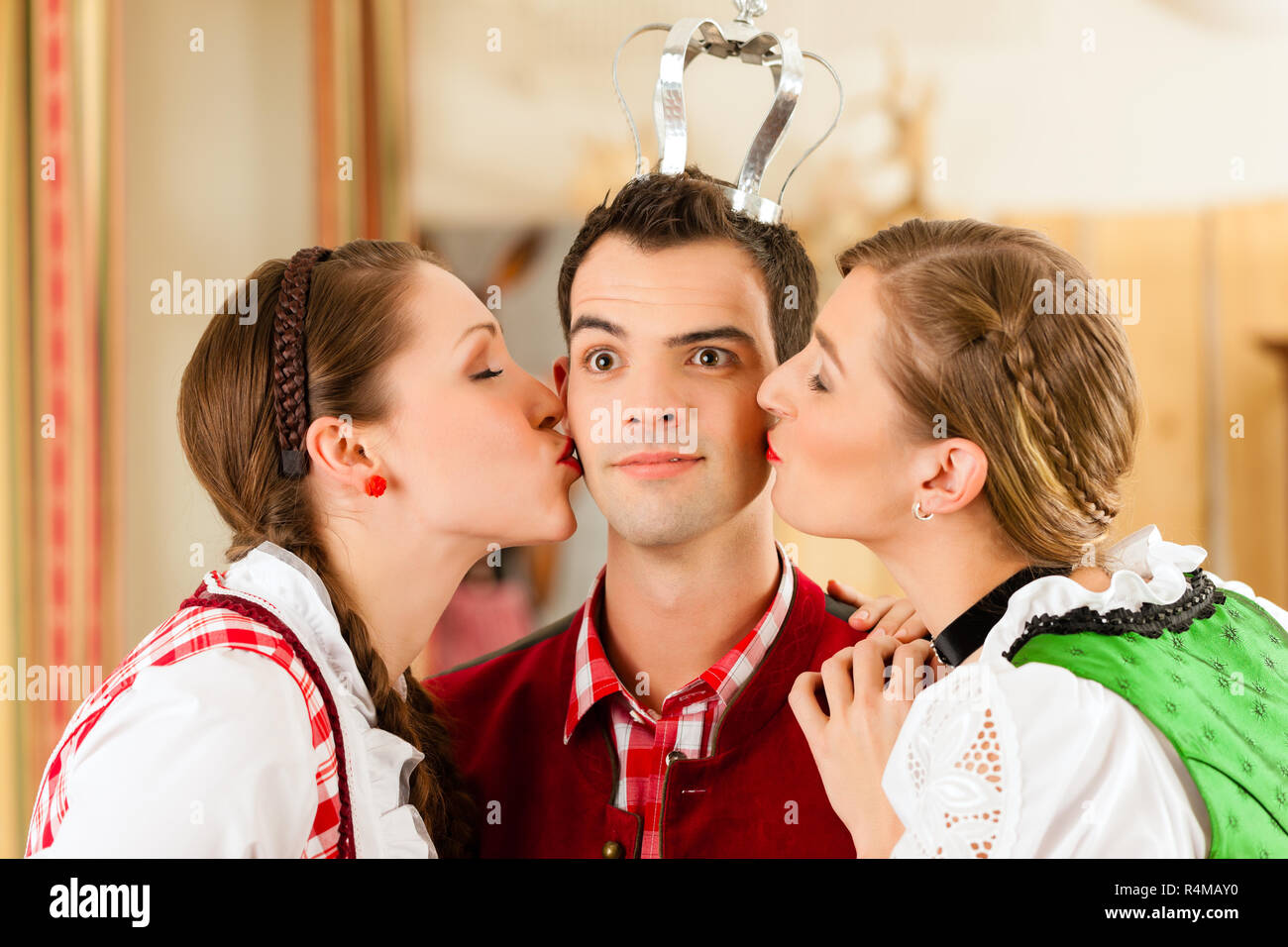 Junge Leute, die sich für traditionelle bayerische Tracht im Restaurant oder im Pub Stockfoto