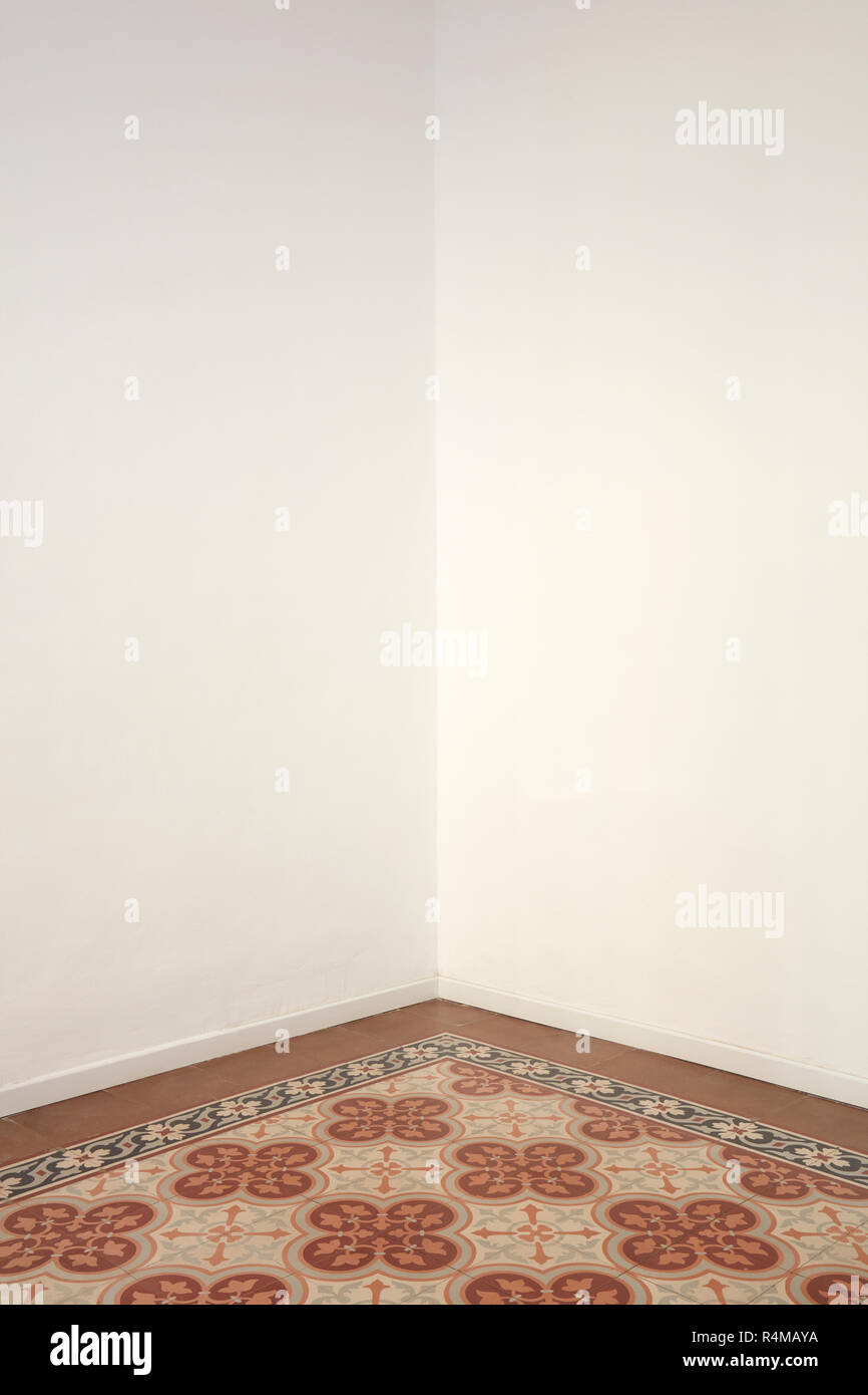 Leere zimmer Ecke mit Blumen dekoriert Fußboden und weißen Wänden Stockfoto