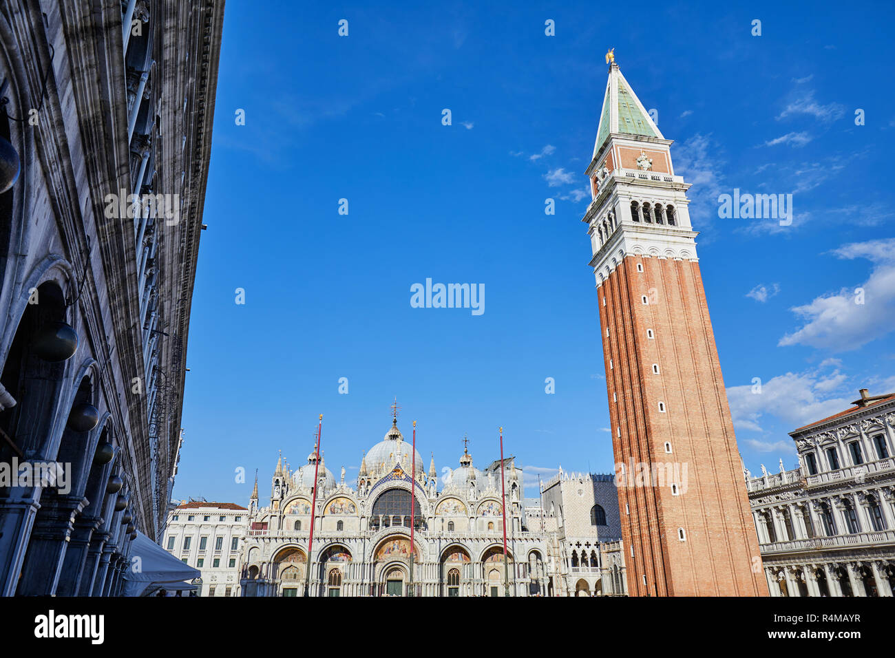 St. Markus Kathedrale und der Glockenturm in Venedig, Sommer in Italien Stockfoto