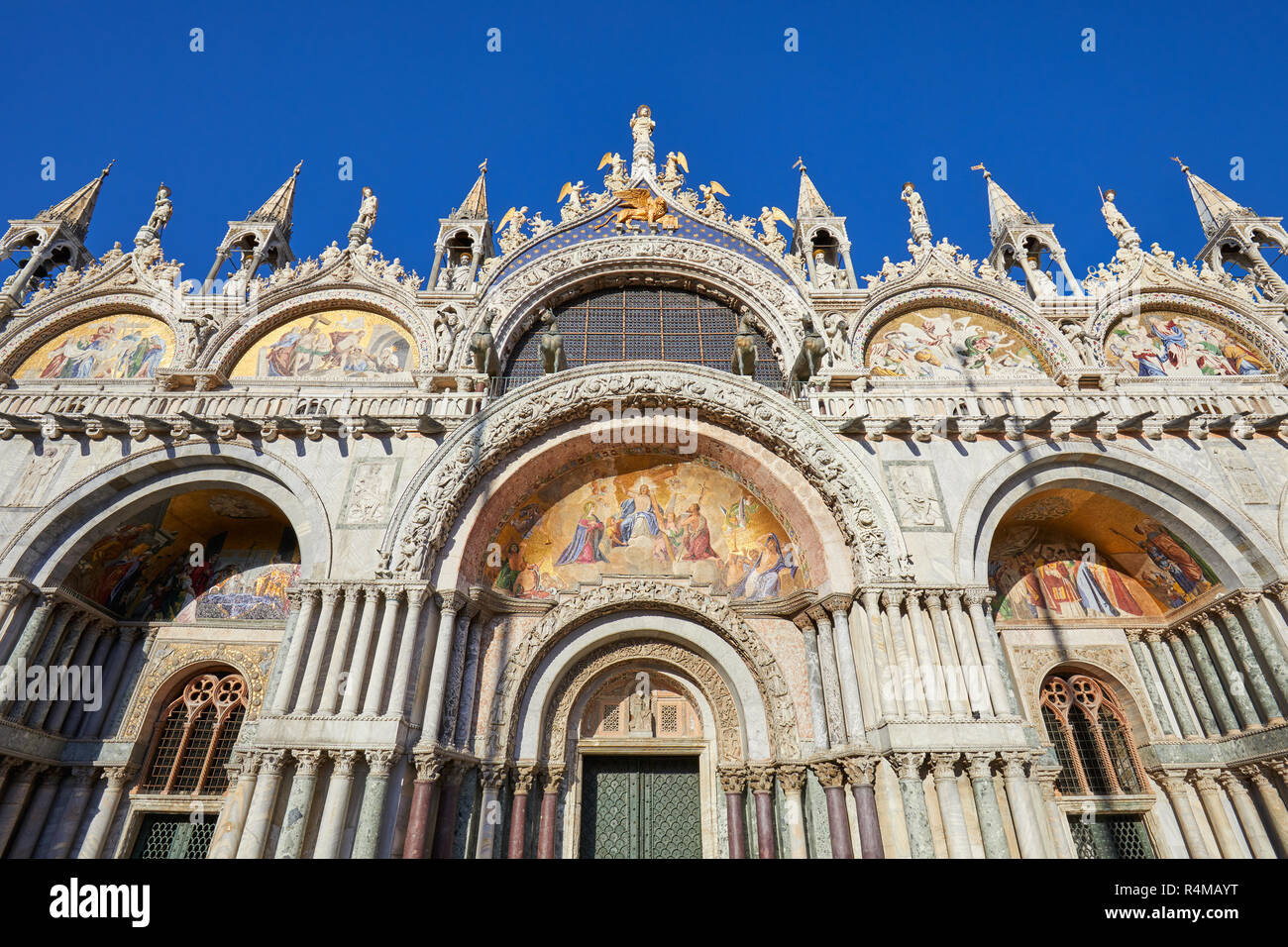 San Marco Basilika Fassade mit Mosaiken in Venedig, klaren, blauen Himmel an einem sonnigen Tag in Italien Stockfoto