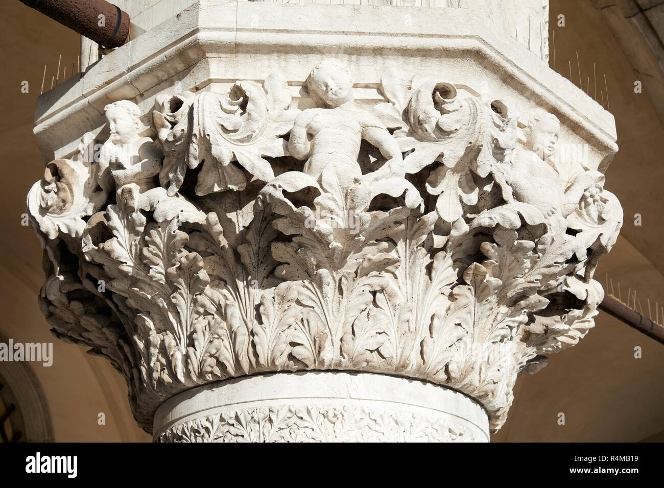 Venedig, weiße Hauptstadt Skulptur mit Putten der Dogenpalast an einem sonnigen Tag Stockfoto
