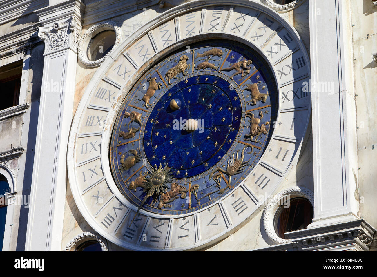 Gold Sternzeichen und astronomische Uhr an einem sonnigen Tag in Italien Stockfoto