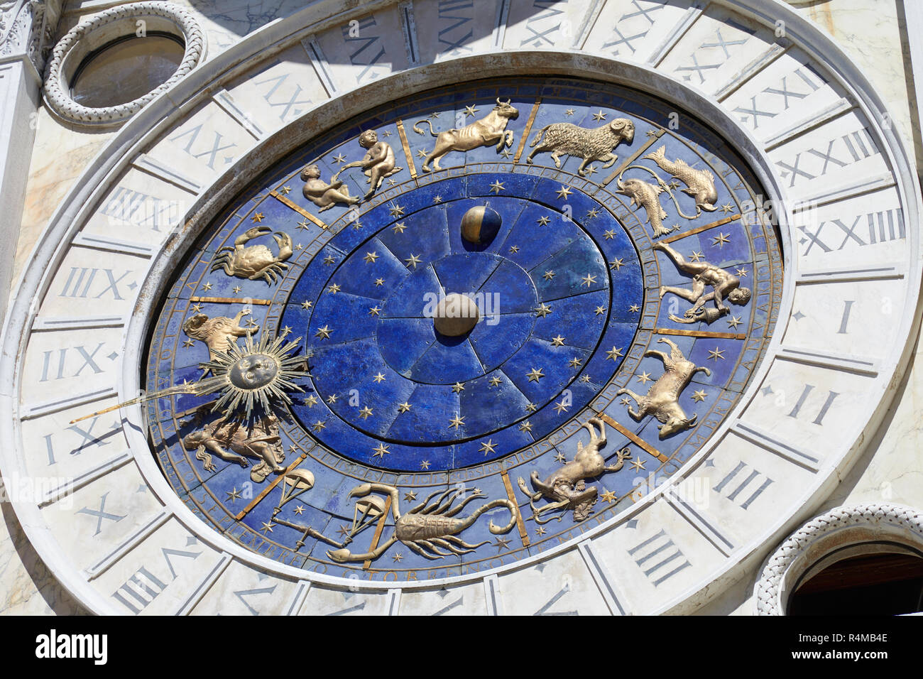 Astrologische Uhr mit gold Sternzeichen an einem sonnigen Tag Stockfoto
