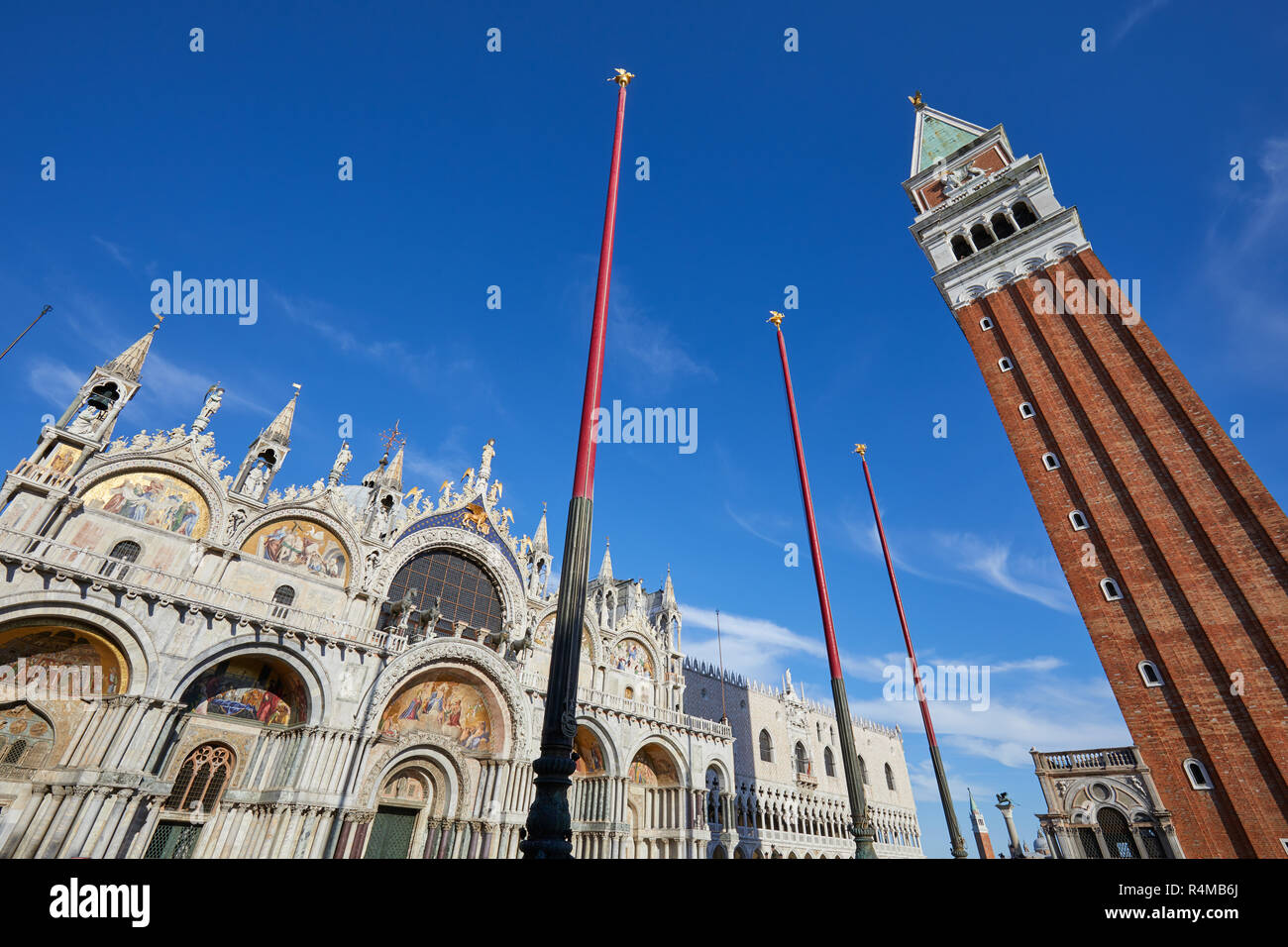 San Marco Basilika Low Angle View und Glockenturm in einem sonnigen Sommertag in Italien Stockfoto