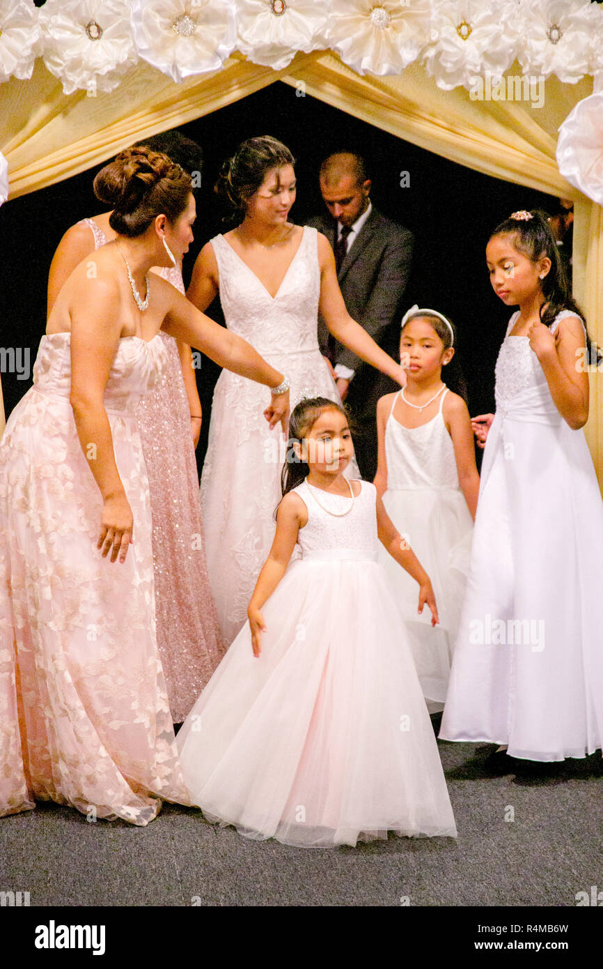 Drei Hispanic Schwestern und ihre Mutter einen Bogen nach Modellierung Brautkleider zu einem bridal fashion show in Costa Mesa, CA. Stockfoto