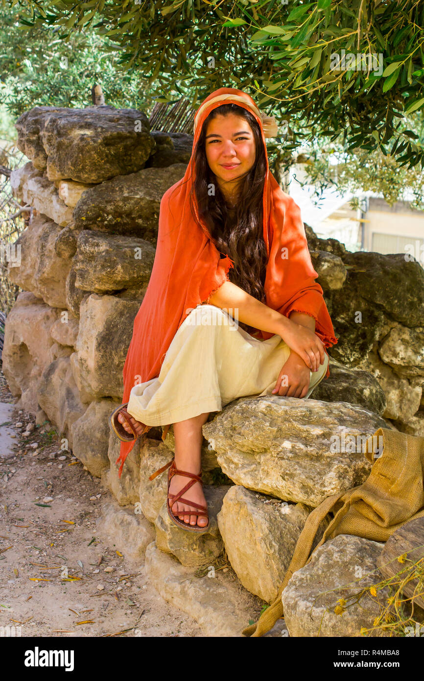 Eine junge Frau in Kostümen im Freilichtmuseum von Nazareth Village Israel. Diese Website bietet einen Blick auf das Leben im alten Israel Stockfoto