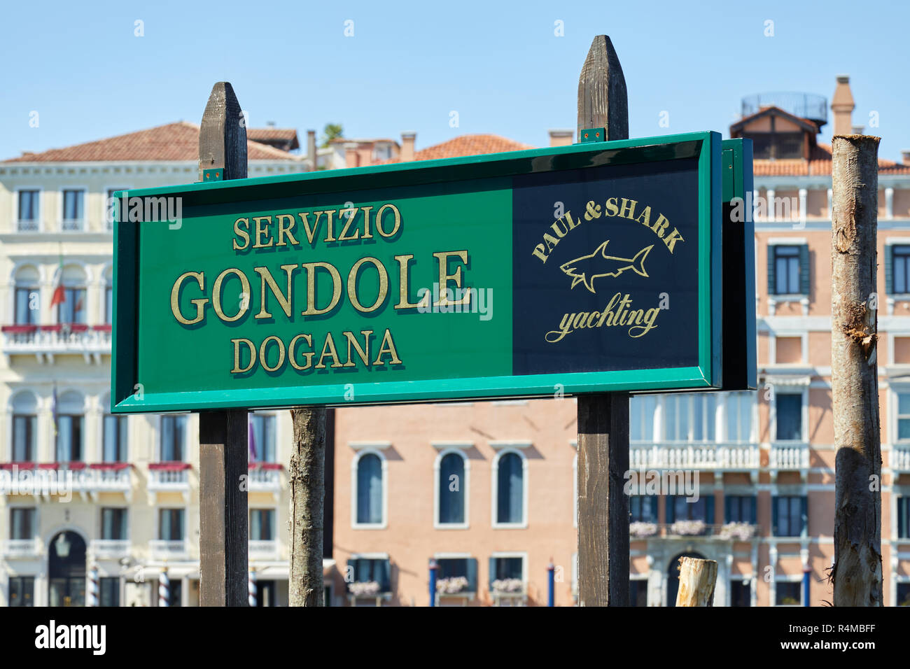 Venedig, Italien - 14 AUGUST 2017: Servizio Gondel grünen Schild an einem sonnigen Sommertag in Venedig, Italien Stockfoto