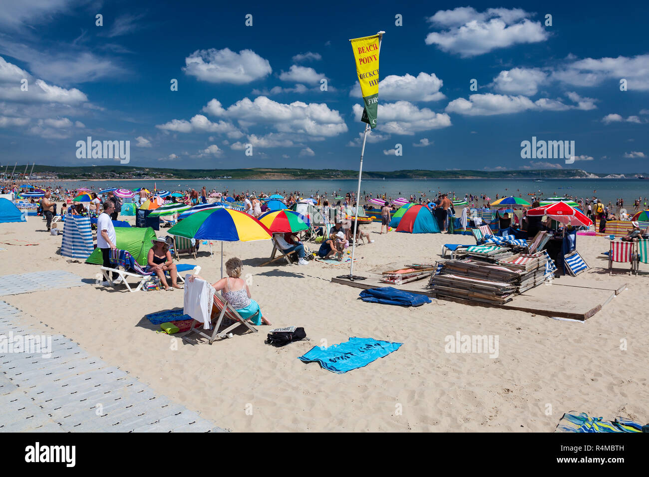 Dorchester, DORSET ENGLAND - 28. Mai 2018: Verpackt Strand an einem heißen sonnigen Tag von Weymouth Dorset England Stockfoto