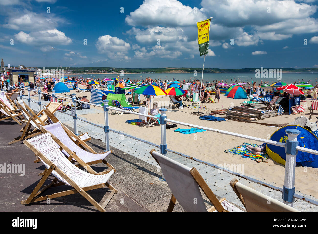 Dorchester, DORSET ENGLAND - 28. Mai 2018: Verpackt Strand an einem heißen sonnigen Tag von Weymouth Dorset England Stockfoto