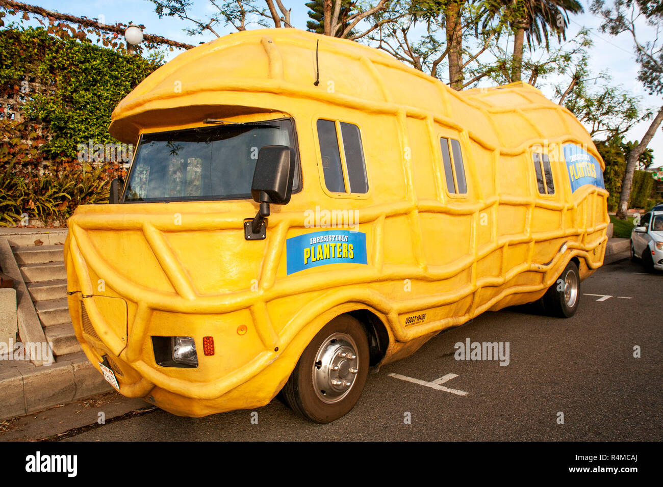 Die Pflanzer Peanutmobile, eine skalierte-up truck Größe Faksimile einer Erdnuß, fließt über die uns die Werbung für die Produkte der Pflanzer. Hier ist es in Laguna Beach, CA geparkt. Stockfoto