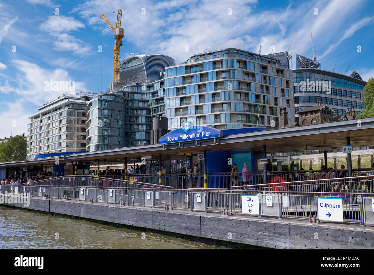 Tower Millennium Pier Wasser Boot Stop, London, UK Stockfoto