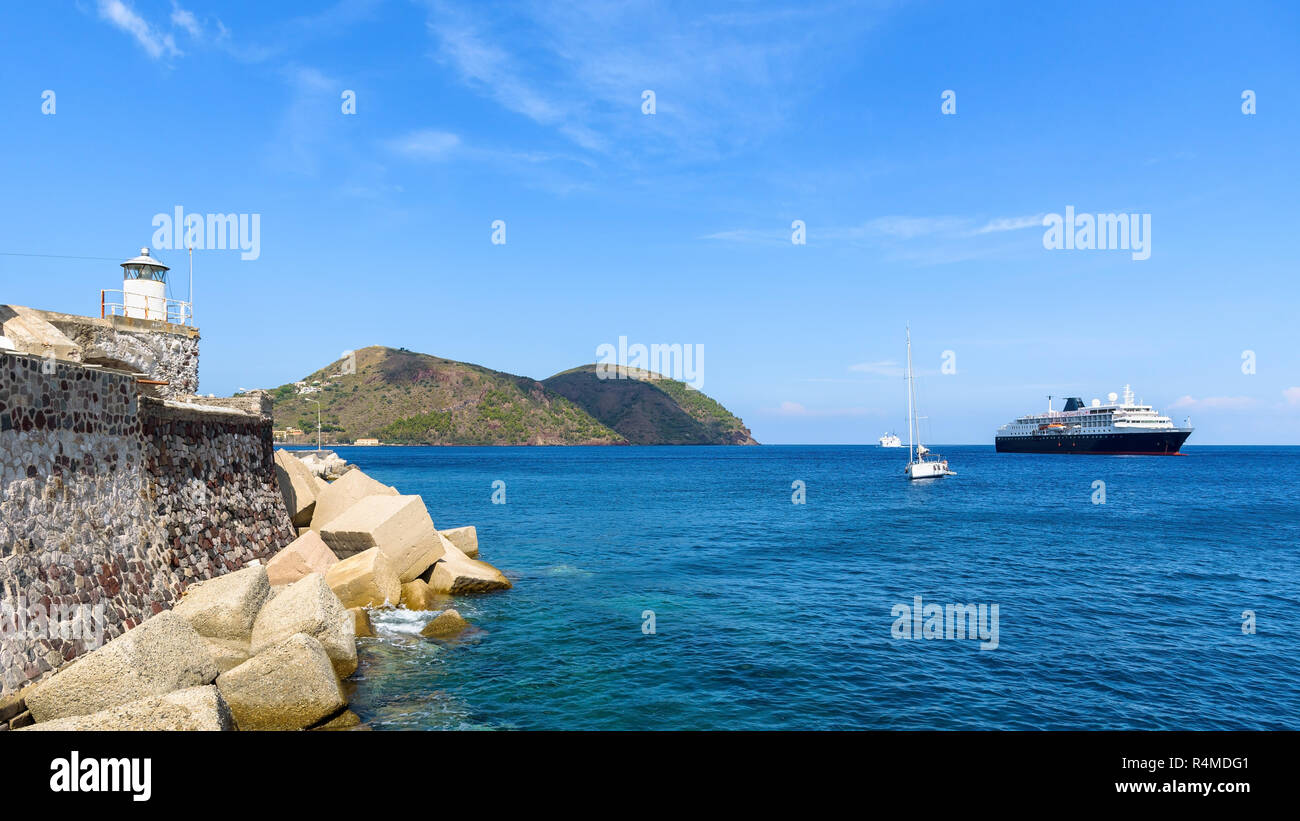 Passagier Schiff an der Küste der Insel Lipari, Äolische Inseln, Italien Stockfoto