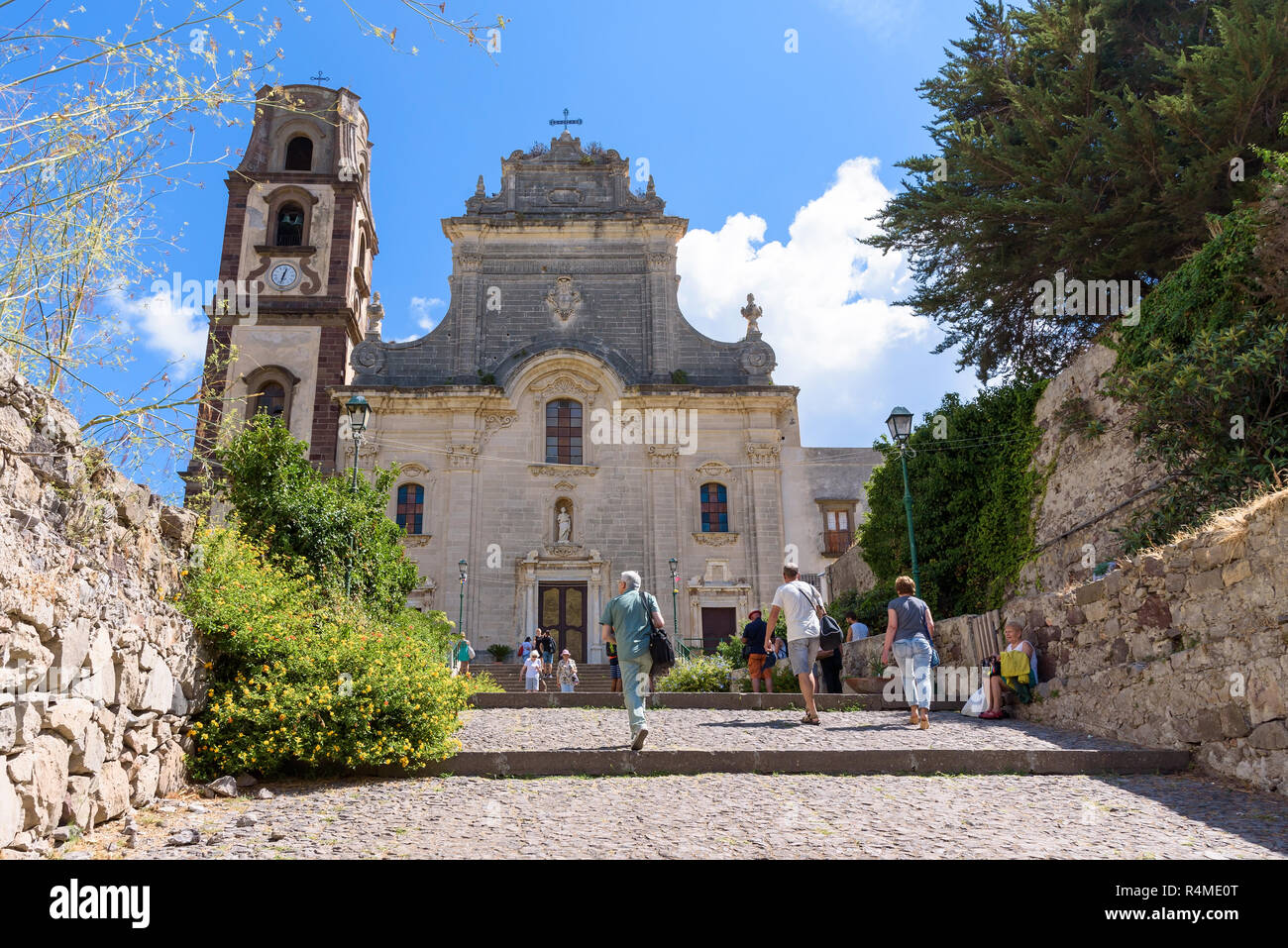 Lipari, Äolische Inseln, Italien - 9. September 2016: Touristen steigen Sie die Treppen an der Kathedrale von San Bartolomeo in Lipari. Stockfoto