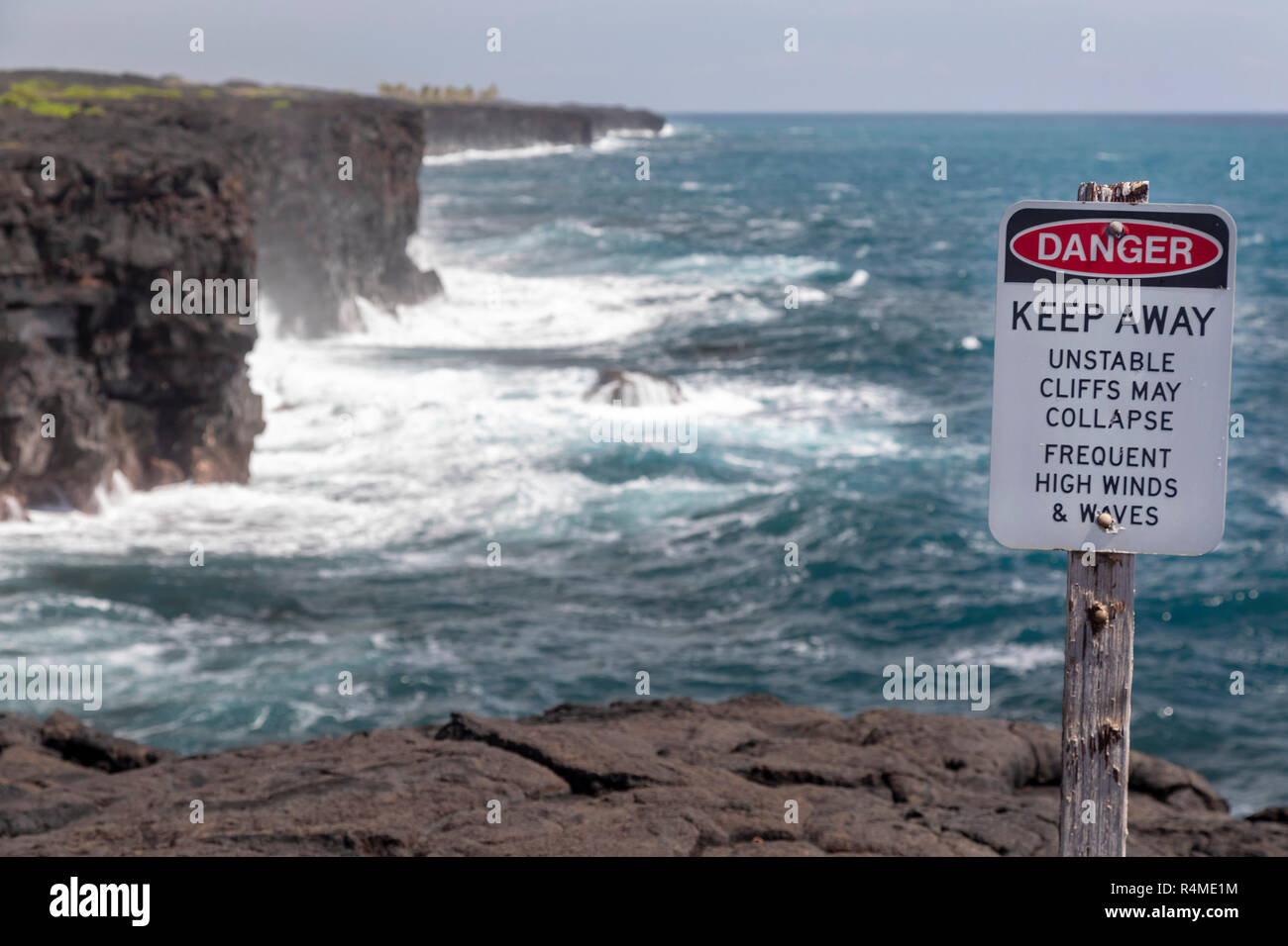 Hawaii Volcanoes National Park, Hawaii - ein Schild warnt Besucher weg von den Klippen über dem Pazifischen Ozean am Ende der Kette von Kratern Straße. Stockfoto