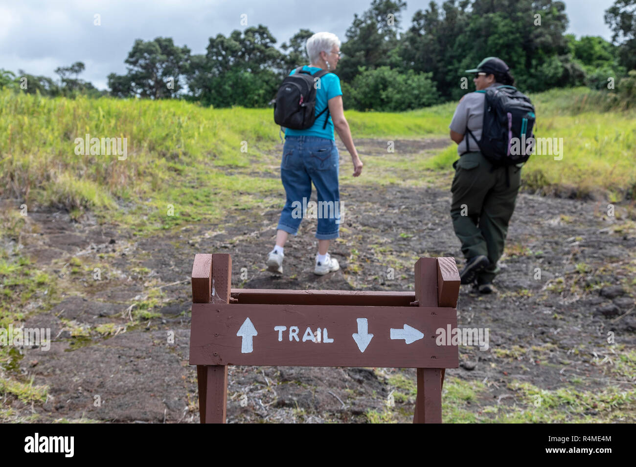 Hawaii Volcanoes National Park, Hawaii - ein Park Ranger Gespräche mit einem Besucher bei einer Wanderung. Stockfoto