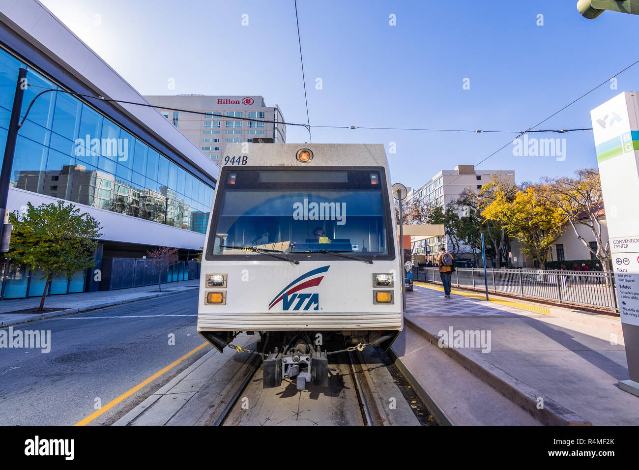 November 25, 2018 San Jose/CA/USA - VTA Bahnübergang durch die Innenstadt von San Jose; VTA Light Rail ist ein System, das Teil von South San Francisco b Stockfoto