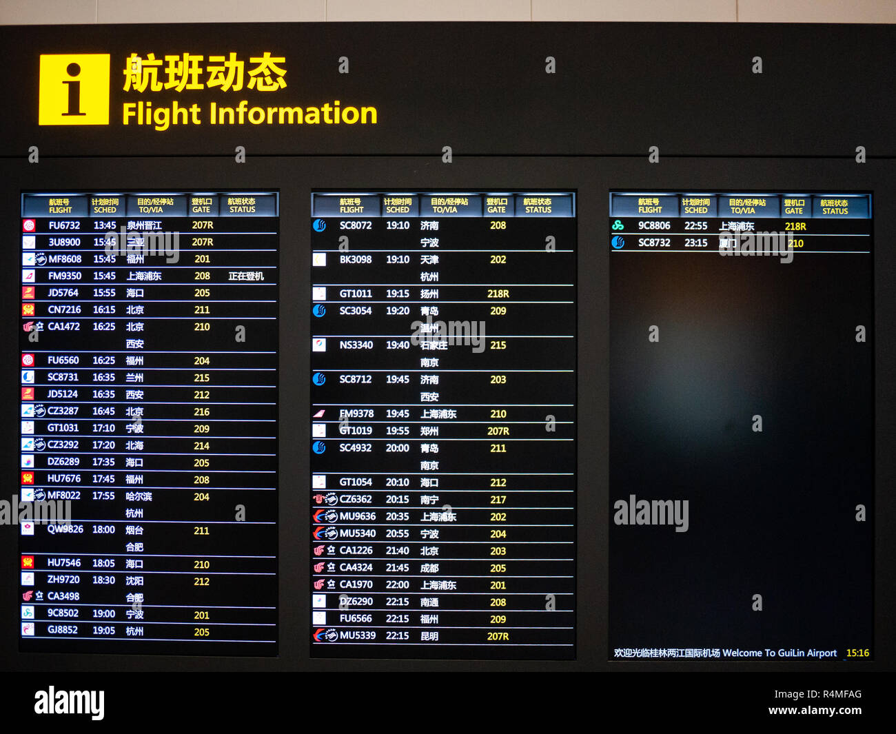 Inländische departure Flight Information Display auf digitales Board in Guilin Liangjiang Flughafen. Guilin, China. Stockfoto