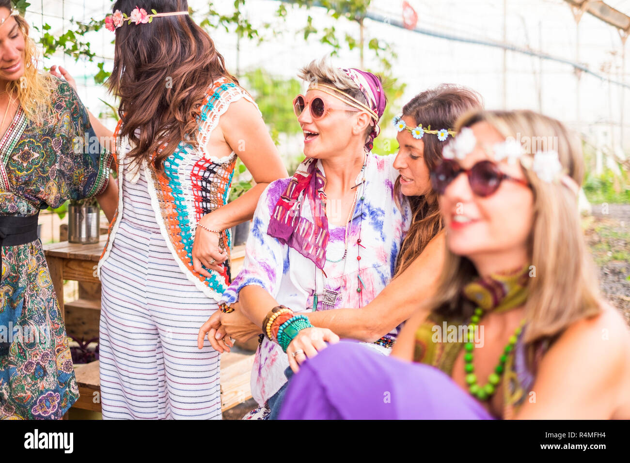 Menschen Gruppe von Frauen verrückt Hippies mit bunten Kleid oder Kleidung Zusammen Spass haben in Freundschaft auf einer Party feiern und Glück Konzept und Stockfoto