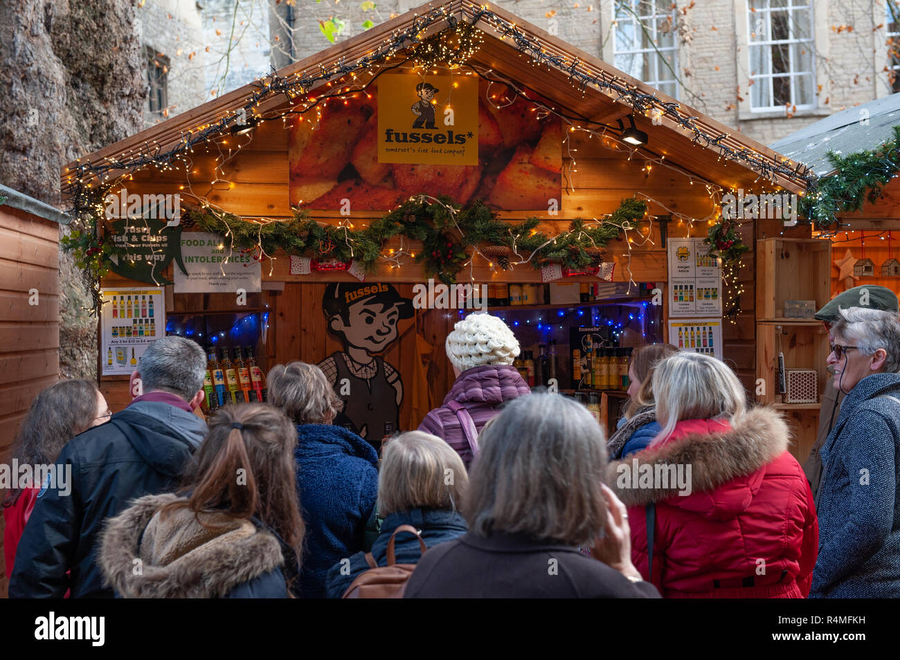 Chalets in der Badewanne Weihnachtsmarkt, UK. 2018 Stockfoto