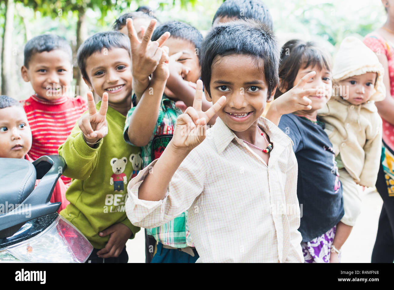 Kathmandu, Nepal - April 2015: Porträt der nepalesischen Kindern, friedenszeichen in Chitwan National Park. Stockfoto