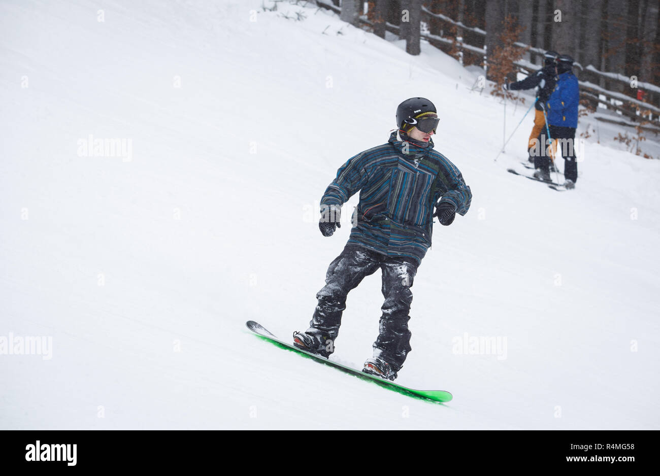 BUKOVEL, UKRAINE-20. März, 2018: Snowboard Contest in Winter Park. Junge Athleten im Snowboarden konkurrieren. Cool extreme Sport Wettbewerb für die Jugend Stockfoto