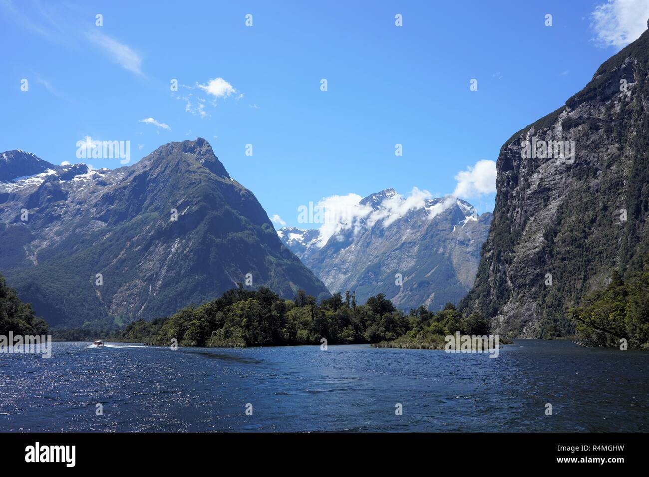 See von Bergen an einem klaren sonnigen Tag umgeben. Milford Sound, Neuseeland Südinsel Stockfoto