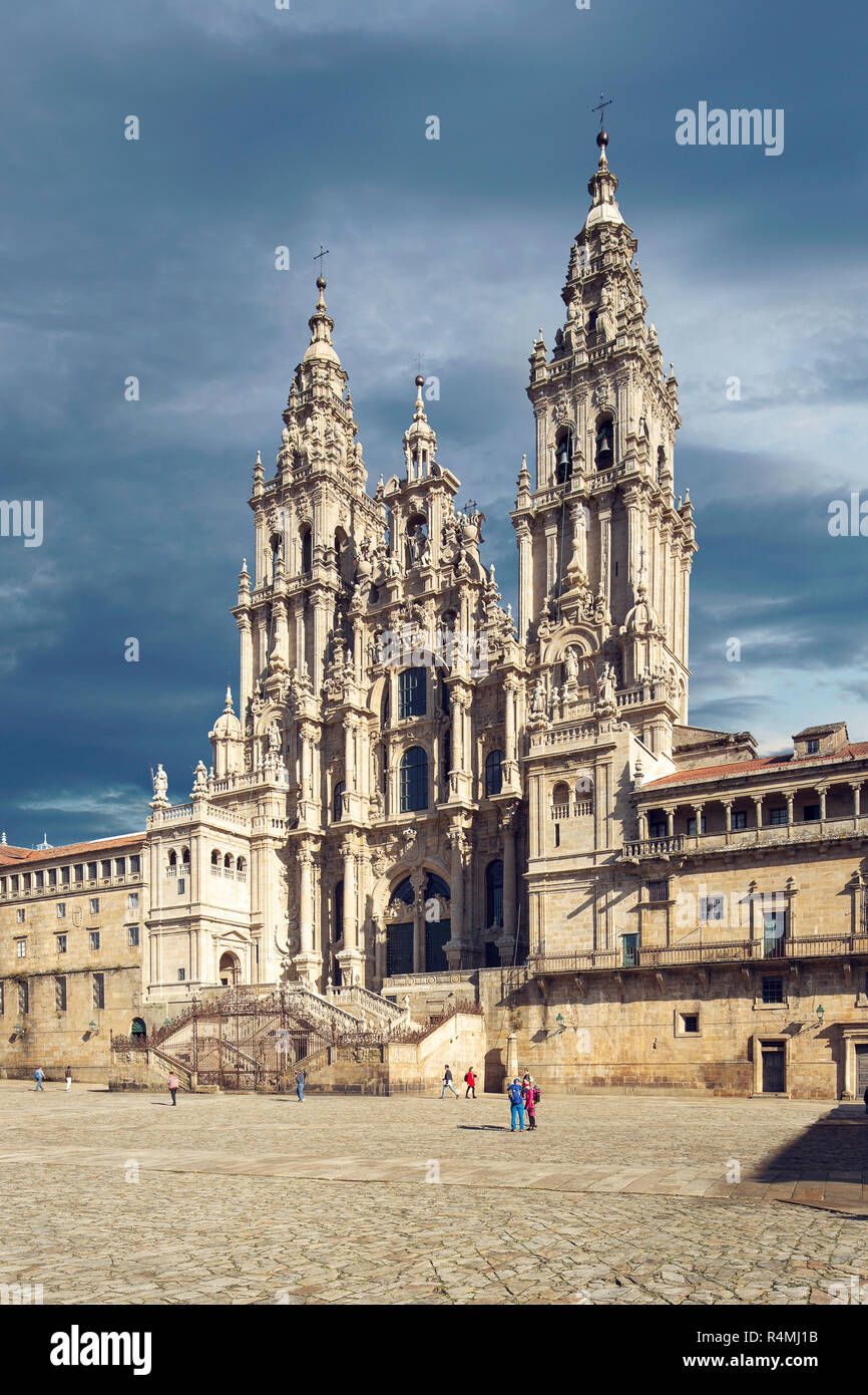 Kathedrale von Santiago de Compostela mit der neuen restaurierten Fassade aus Obradoiro Square. Pilger Schicksal des Camino de Santiago Galizien Spanien Stockfoto