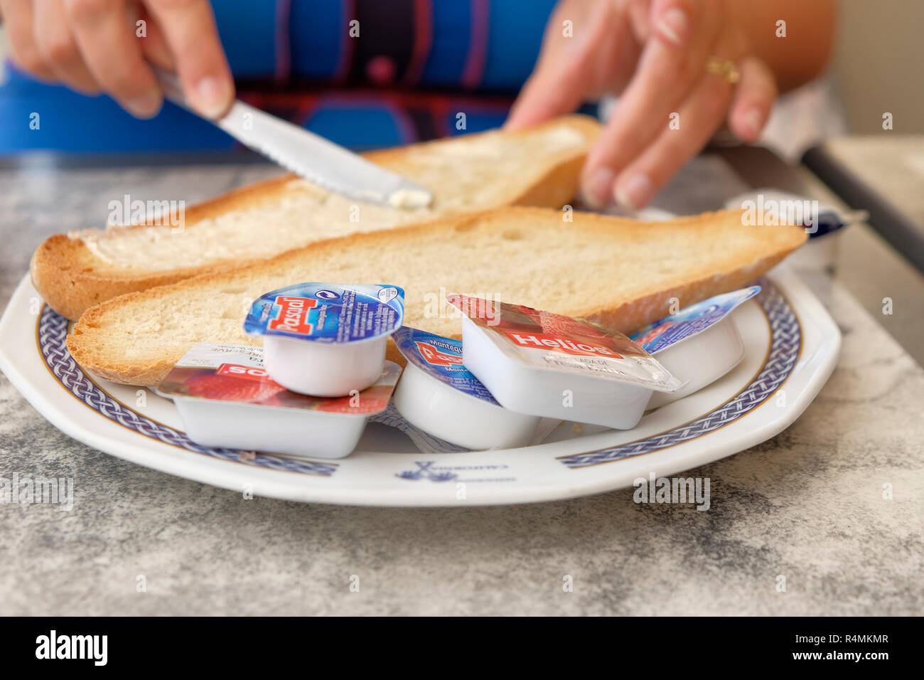 Tostadas, Toast, traditionellen Spanischen Toast mit Butter und Erdbeermarmelade, Almeria, Spanien Stockfoto