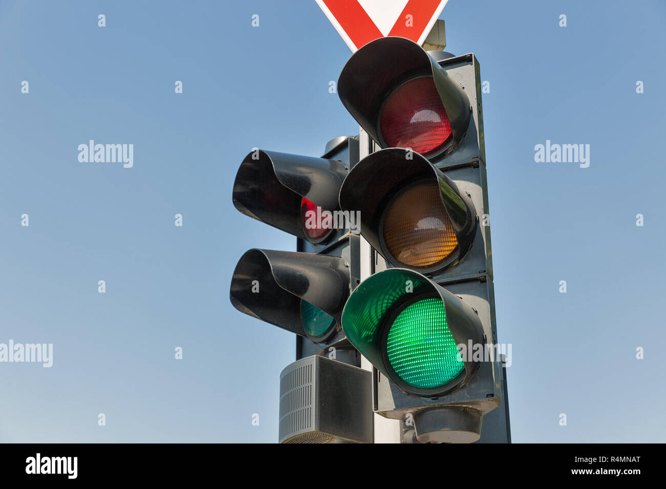 Grüne Ampel gegen den klaren, blauen Himmel Hintergrund. Stockfoto
