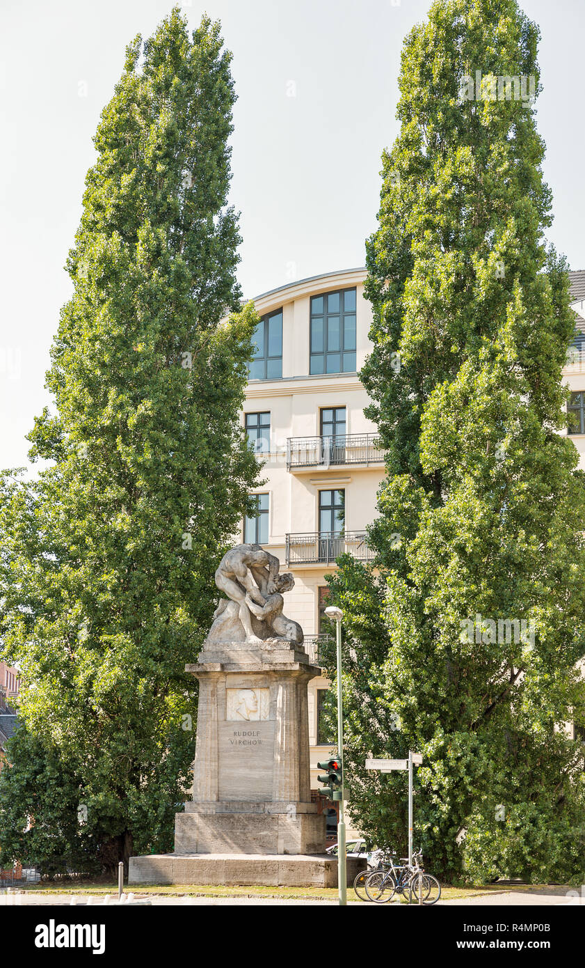 Ein Denkmal für Rudolf Virchow, der war ein deutscher Wissenschaftler, Biologen, Mediziner und Politiker gewidmet. Berlin, Deutschland. Stockfoto