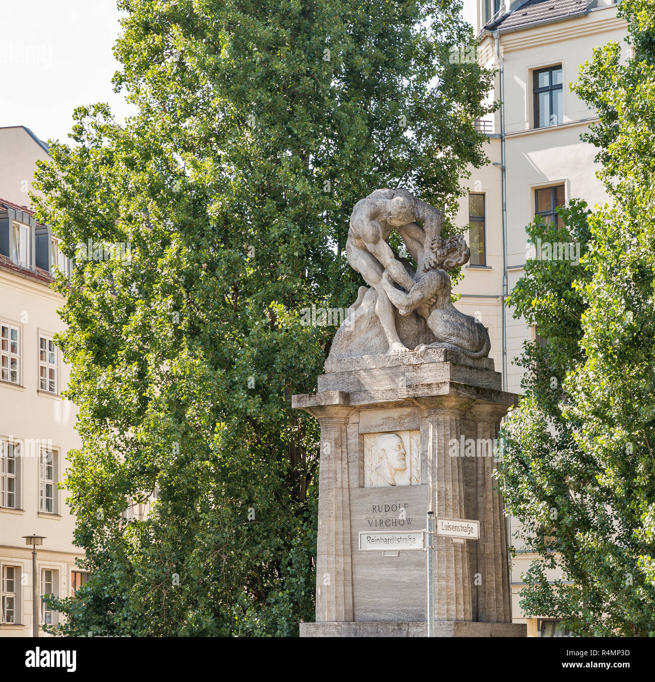 Ein Denkmal für Rudolf Virchow, der war ein deutscher Wissenschaftler, Biologen, Mediziner und Politiker gewidmet. Berlin, Deutschland. Stockfoto