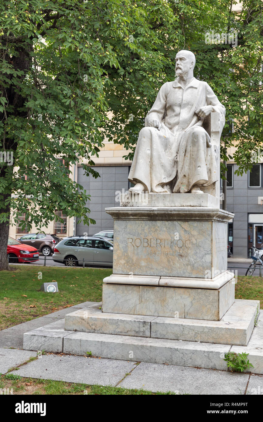 Ein Denkmal für Robert Koch, der war ein deutscher Arzt und Mikrobiologe gewidmet. Berlin, Deutschland. Stockfoto