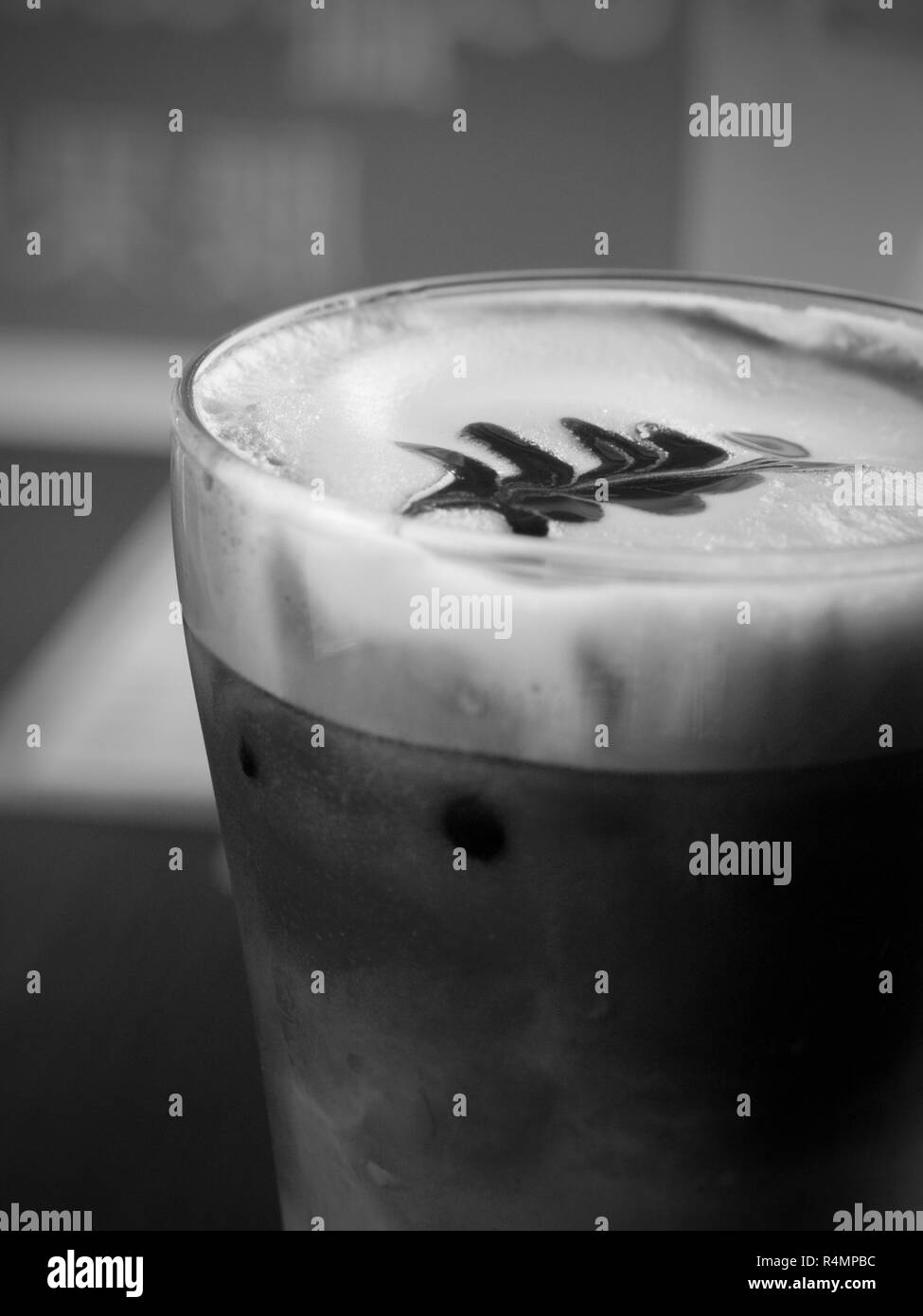 ICED Cappuccino und Latte ART Stockfoto
